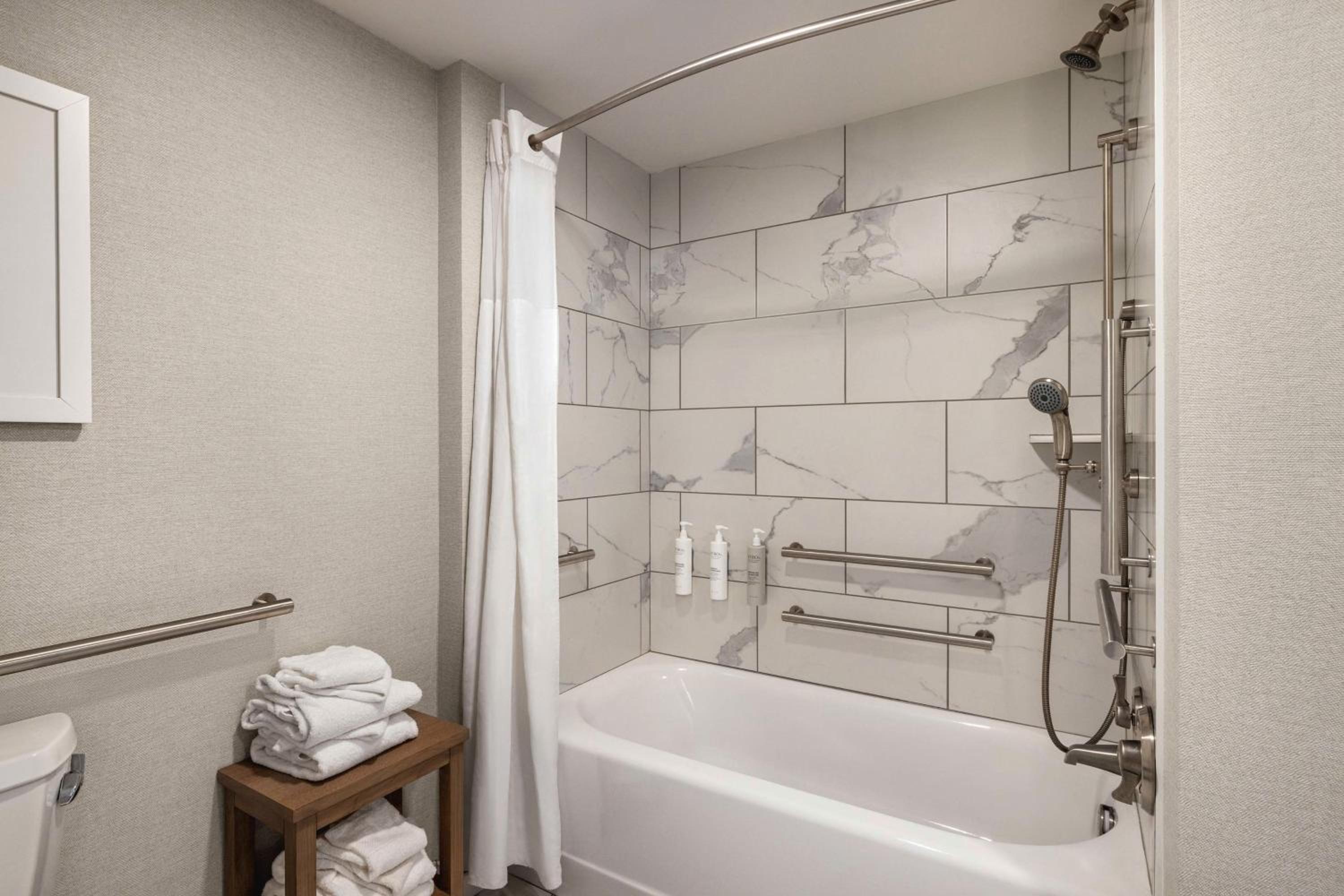 Queen Room with Two Queen Beds and Bath Tub - Partial Ocean View/Mobility Accessible - Photo 4