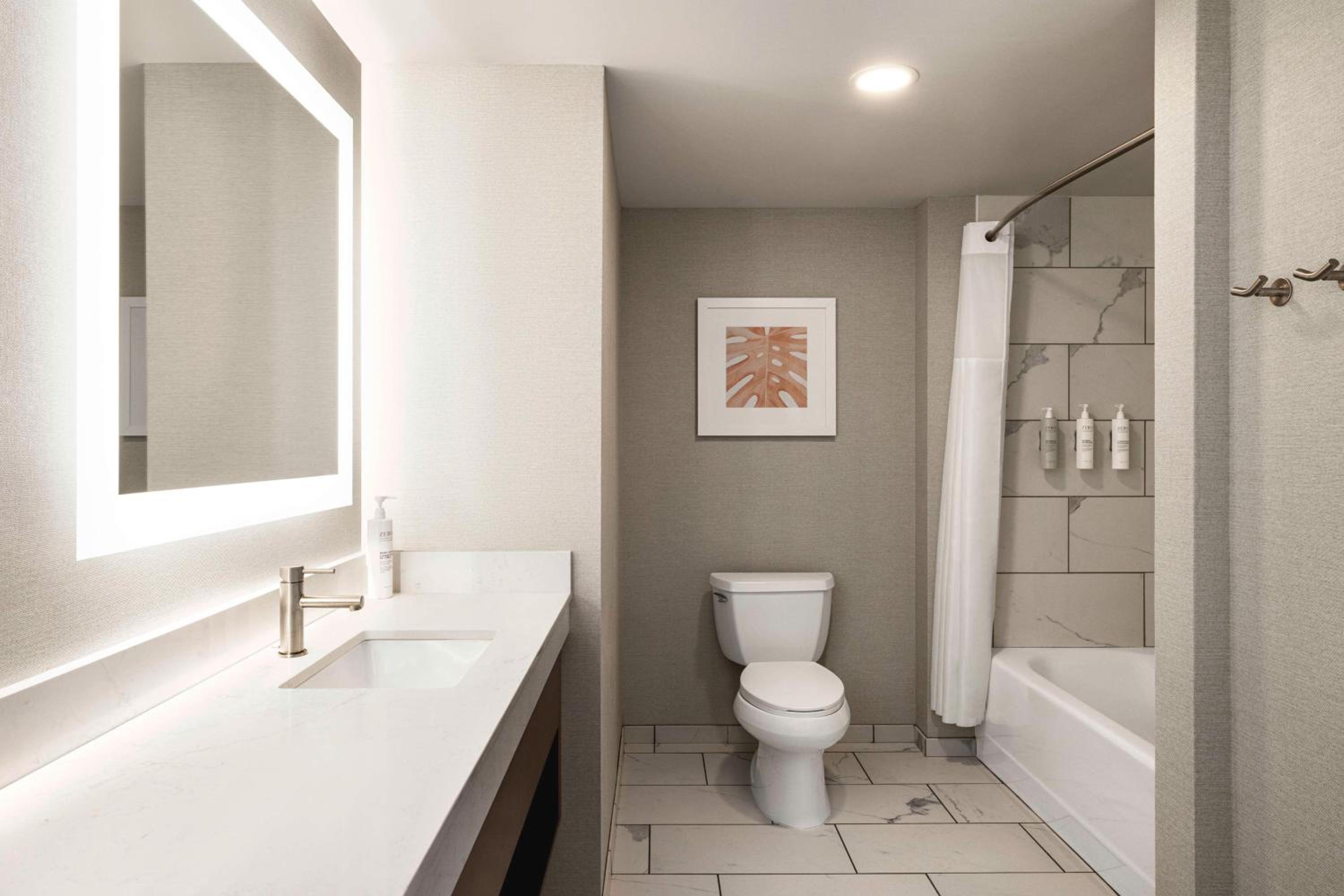 Queen Room with Two Queen Beds and Sofa Bed and Bath Tub - Oceanfront - Photo 8