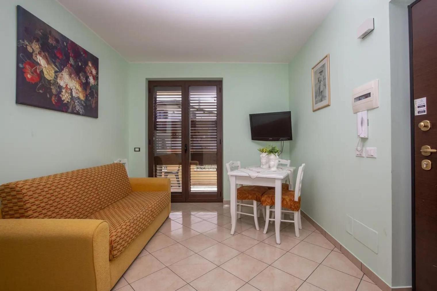 One-Bedroom Apartment photo 3