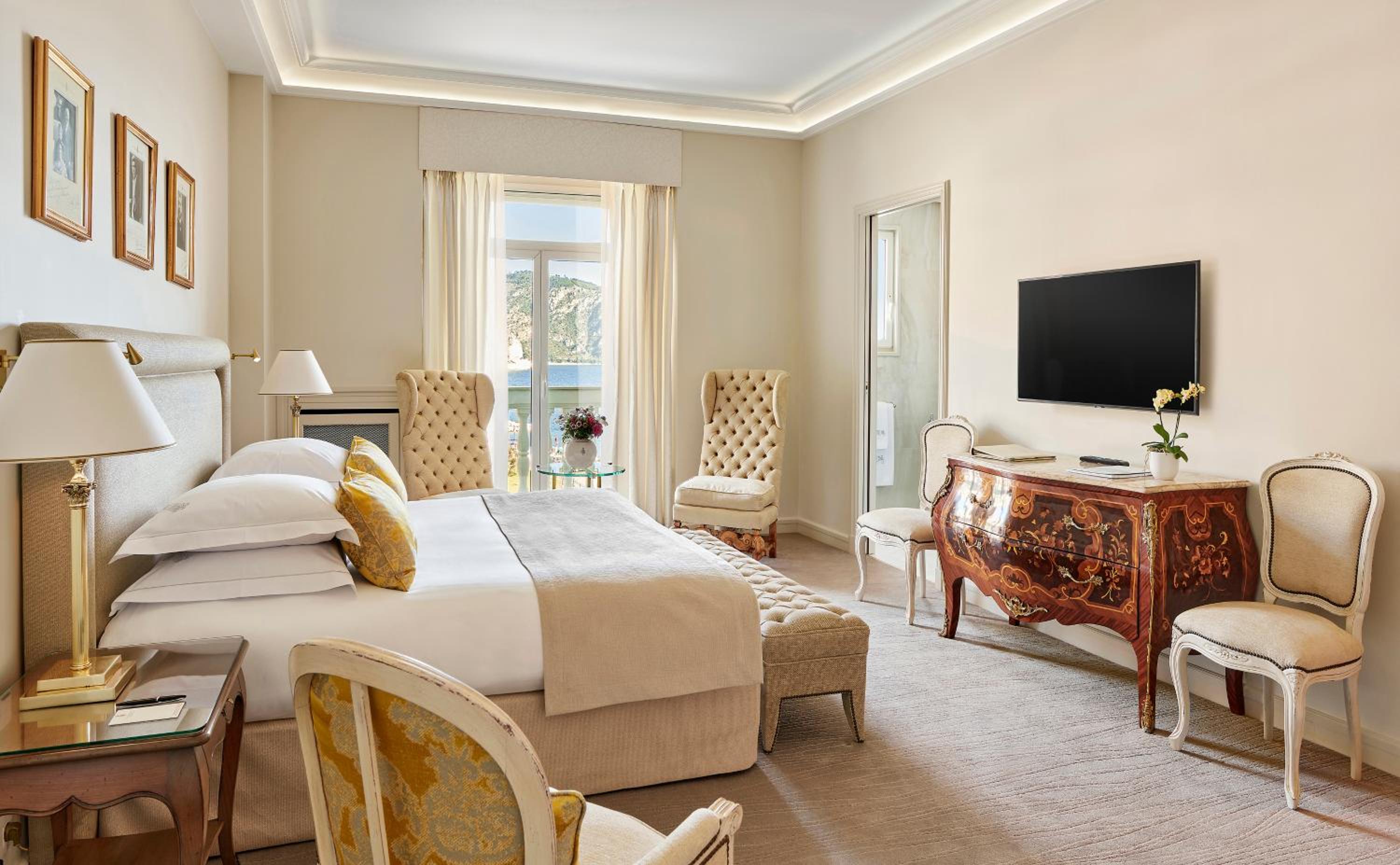 Classic Room with Harbor and Hillside View - Photo 6