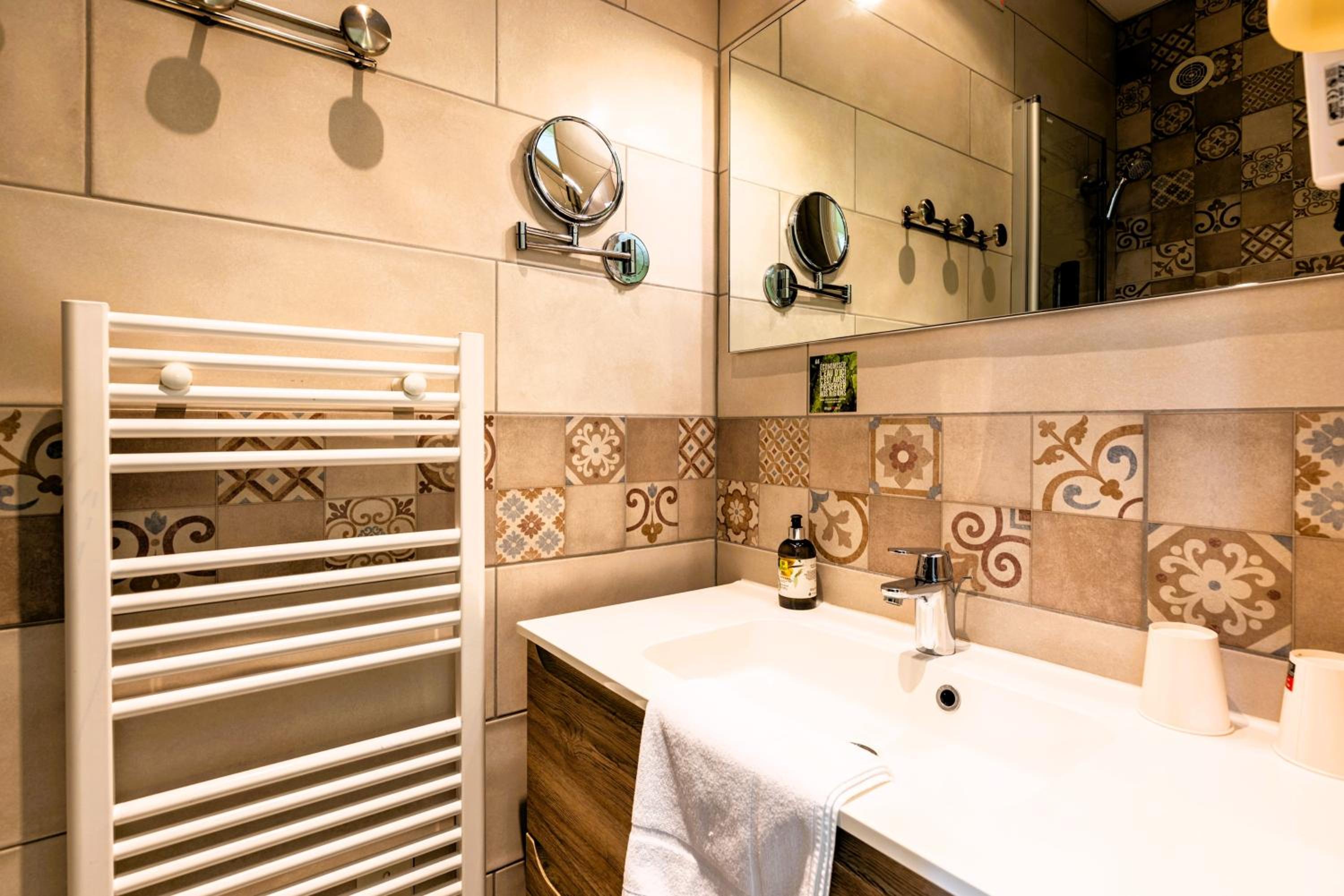 Standard Twin Room - Photo 2