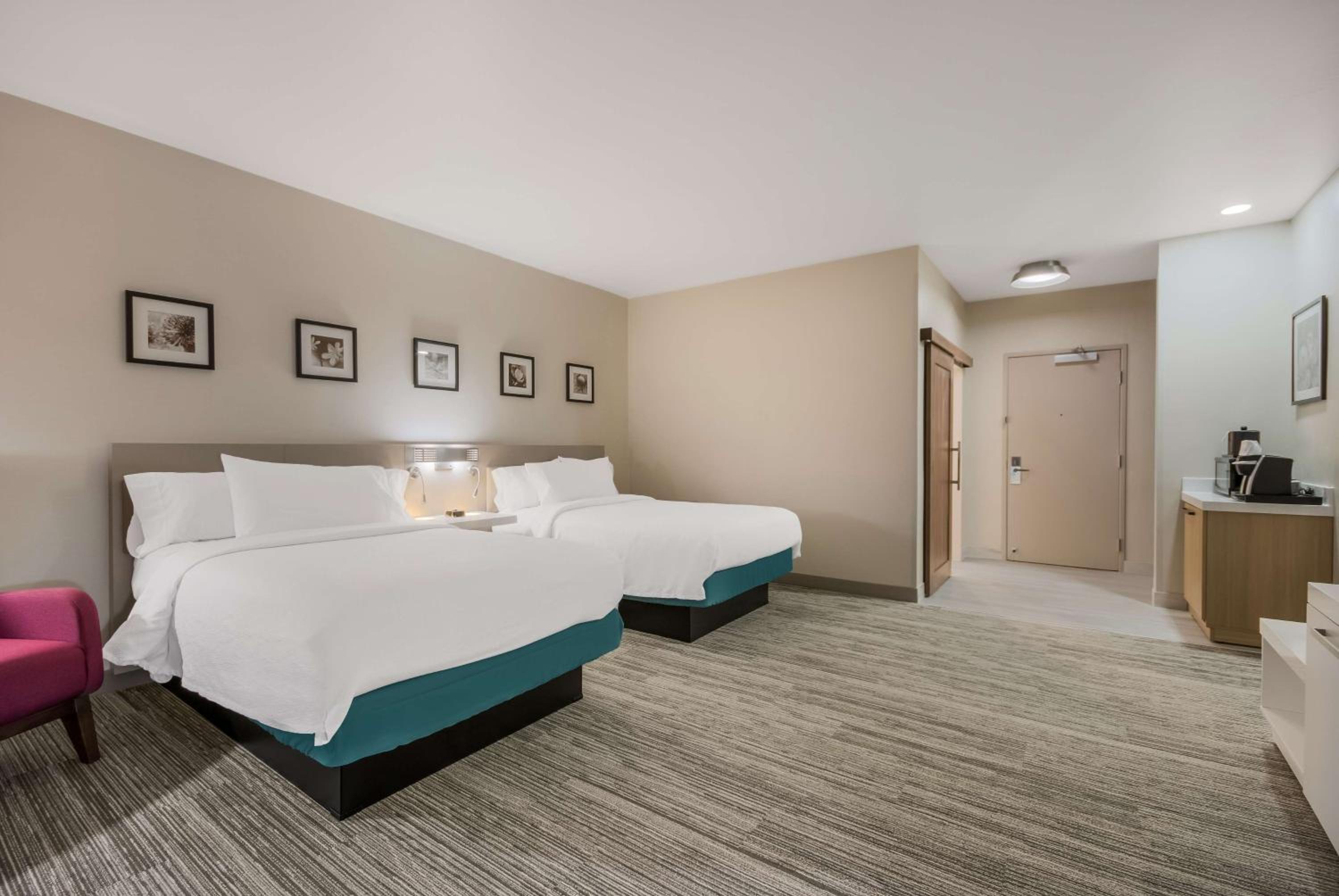 Guest Room with Two Double Beds - Photo 3