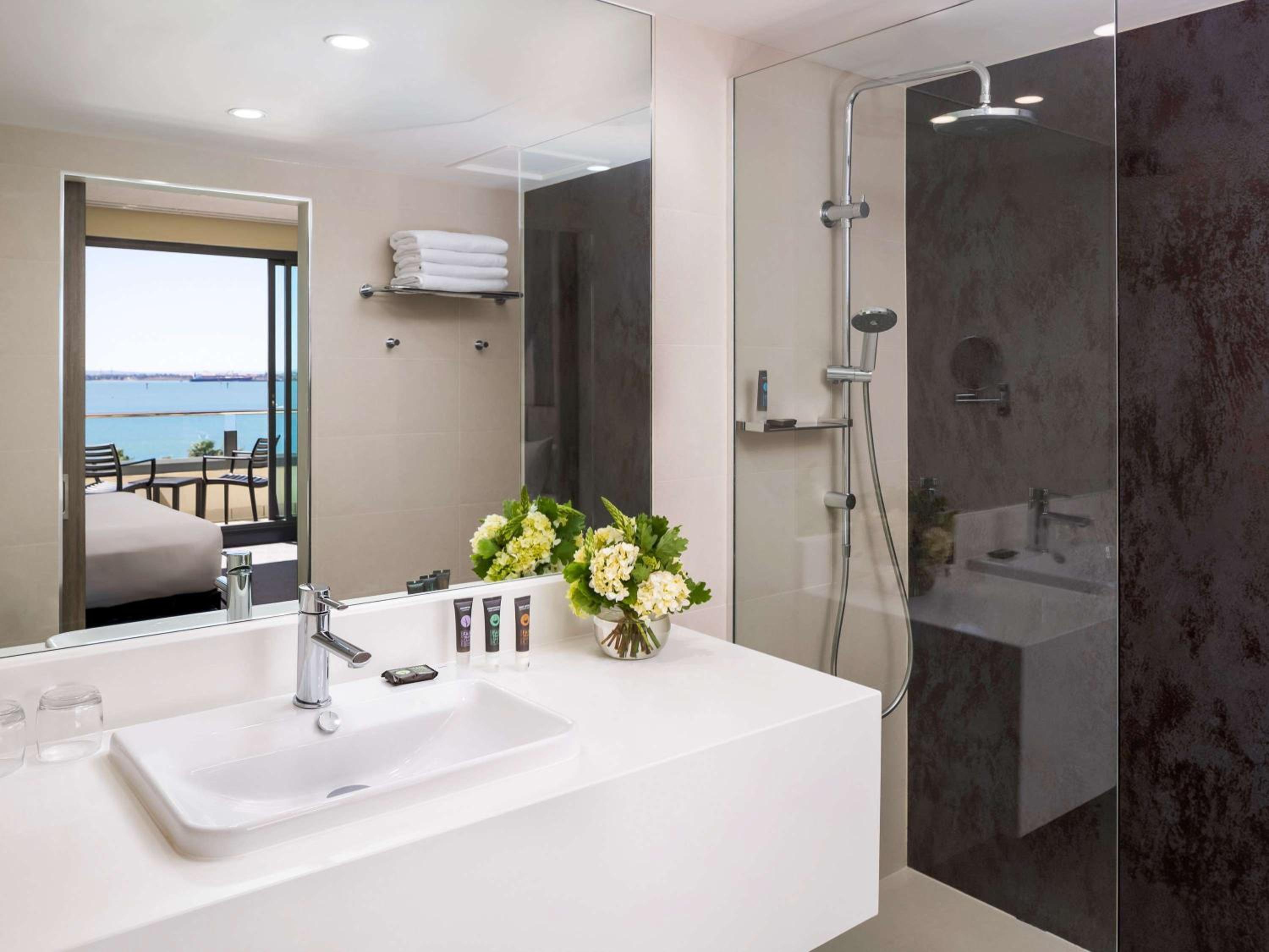 Deluxe King Room with Bay View - Photo 6