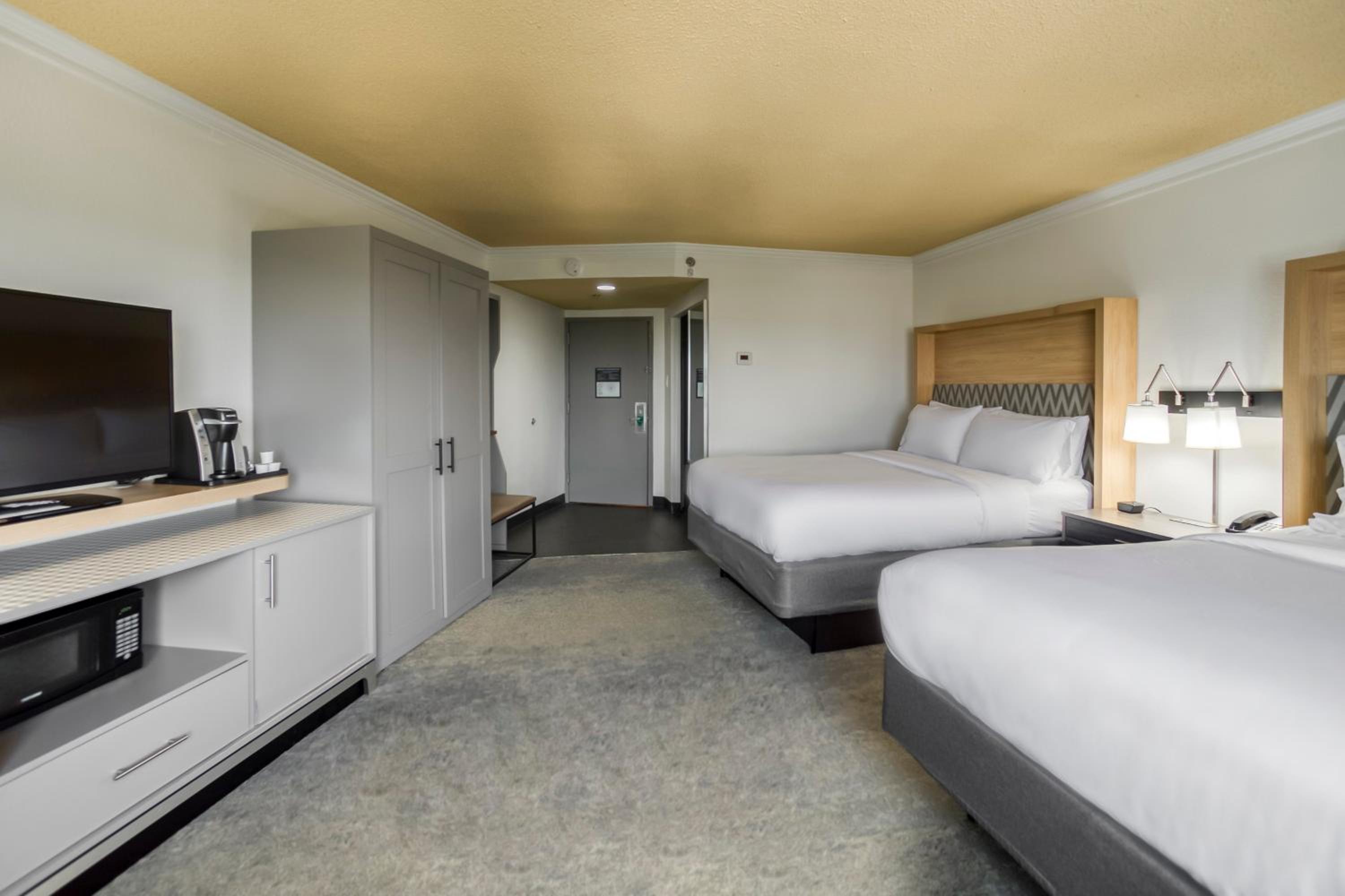 Standard Queen Room with Two Queen Beds - Photo 10