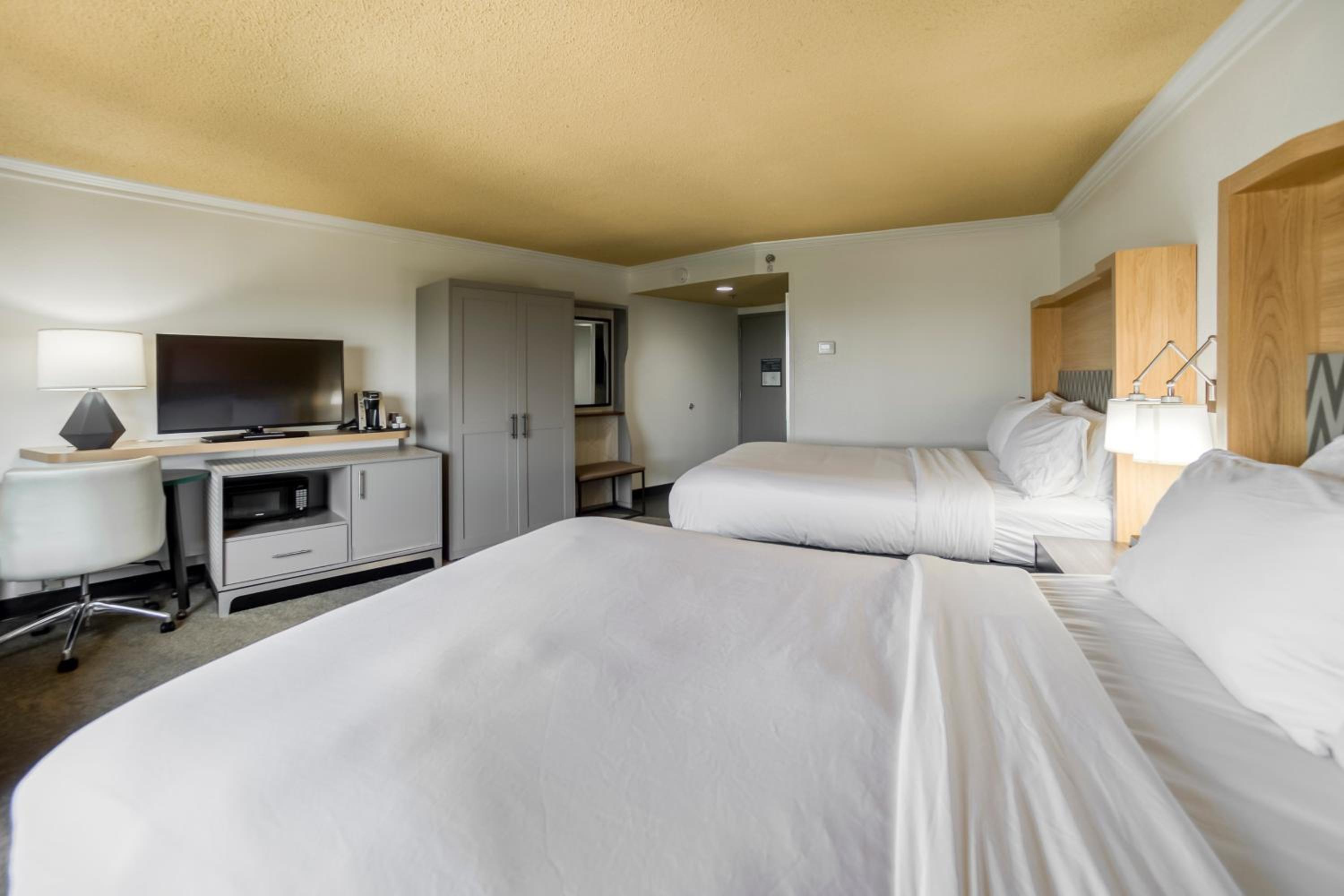 Standard Queen Room with Two Queen Beds - Photo 9