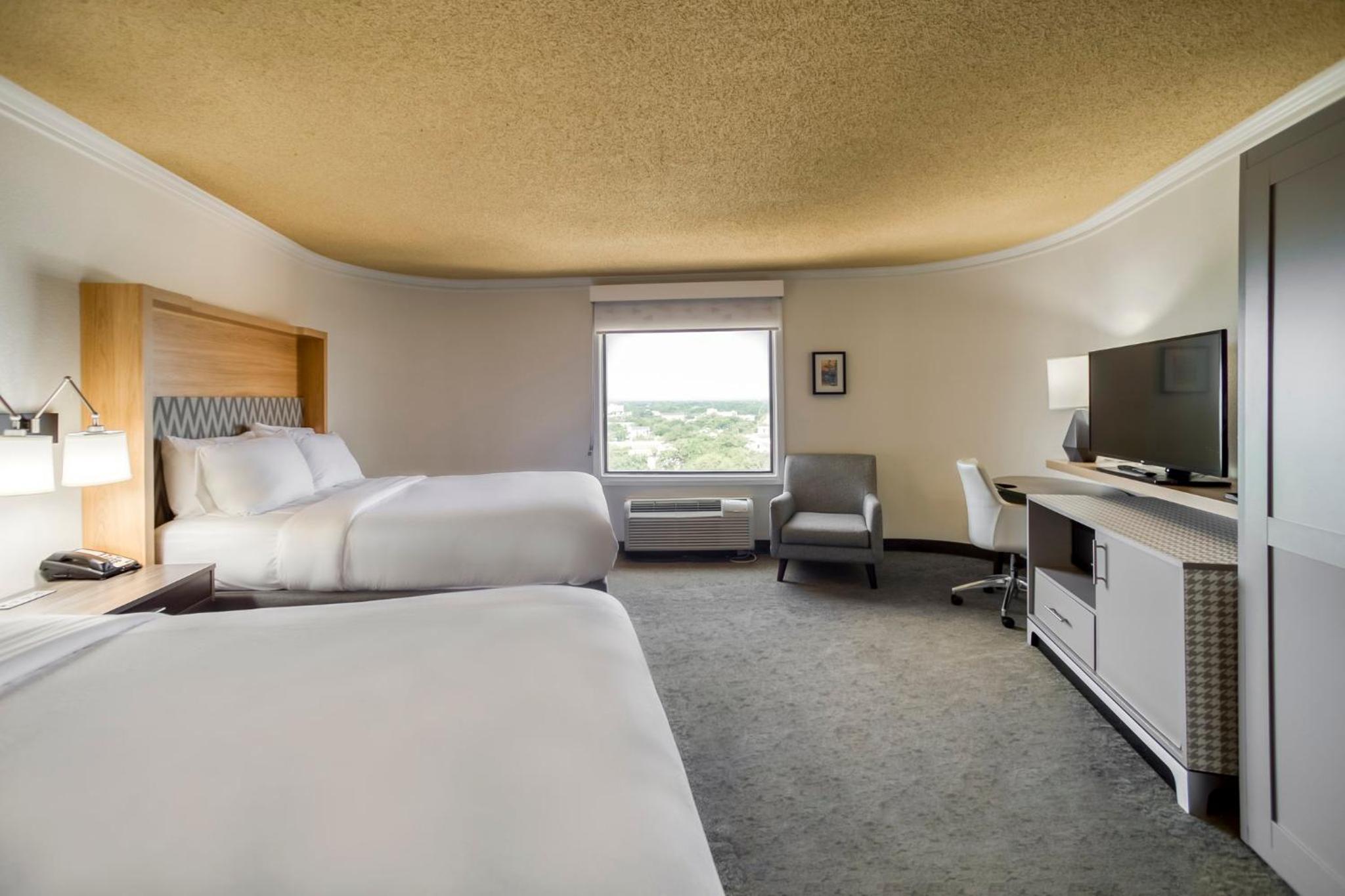 Standard Queen Room with Two Queen Beds - Photo 7