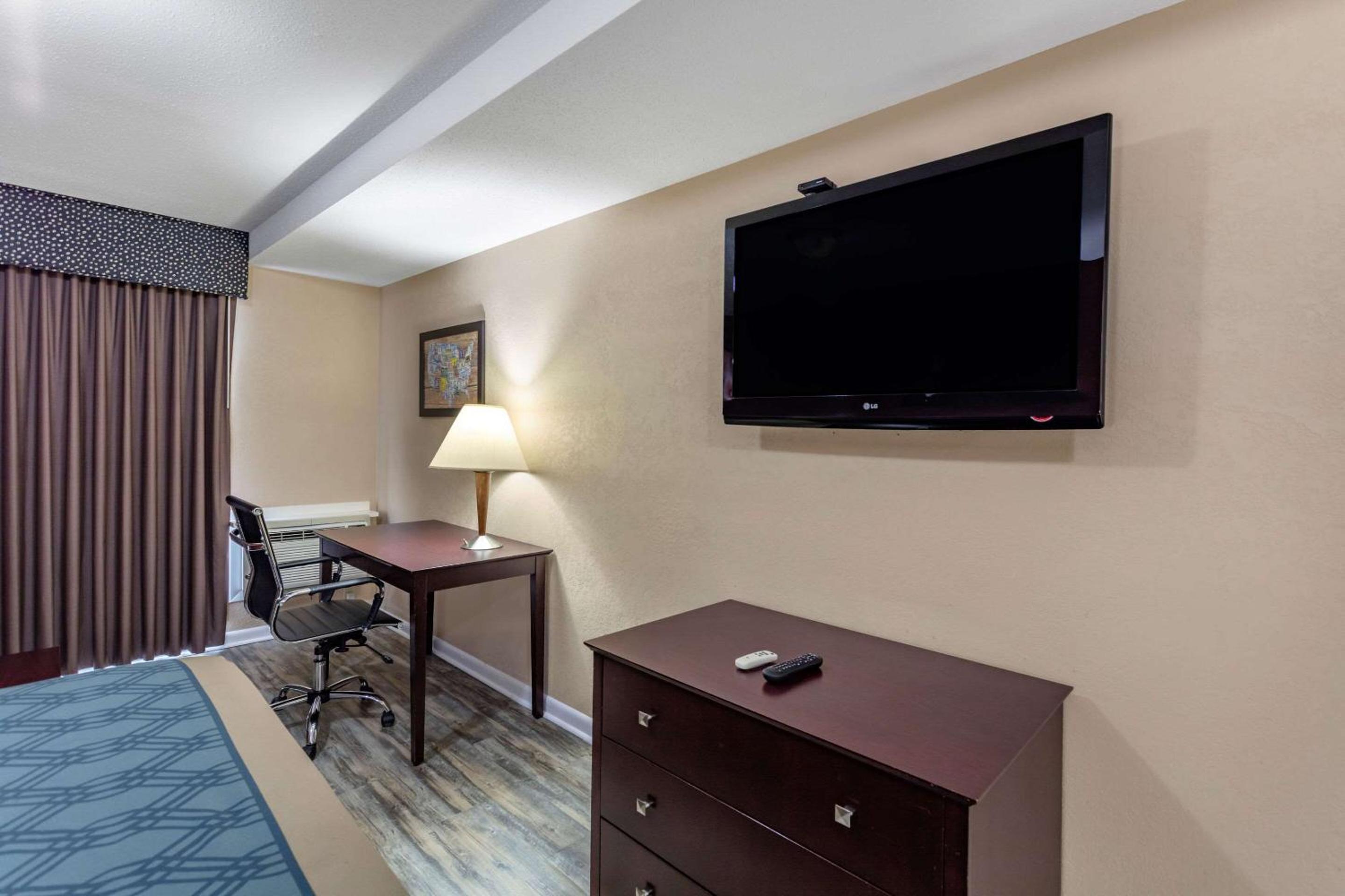 Suite with Two Queen Beds - Photo 5