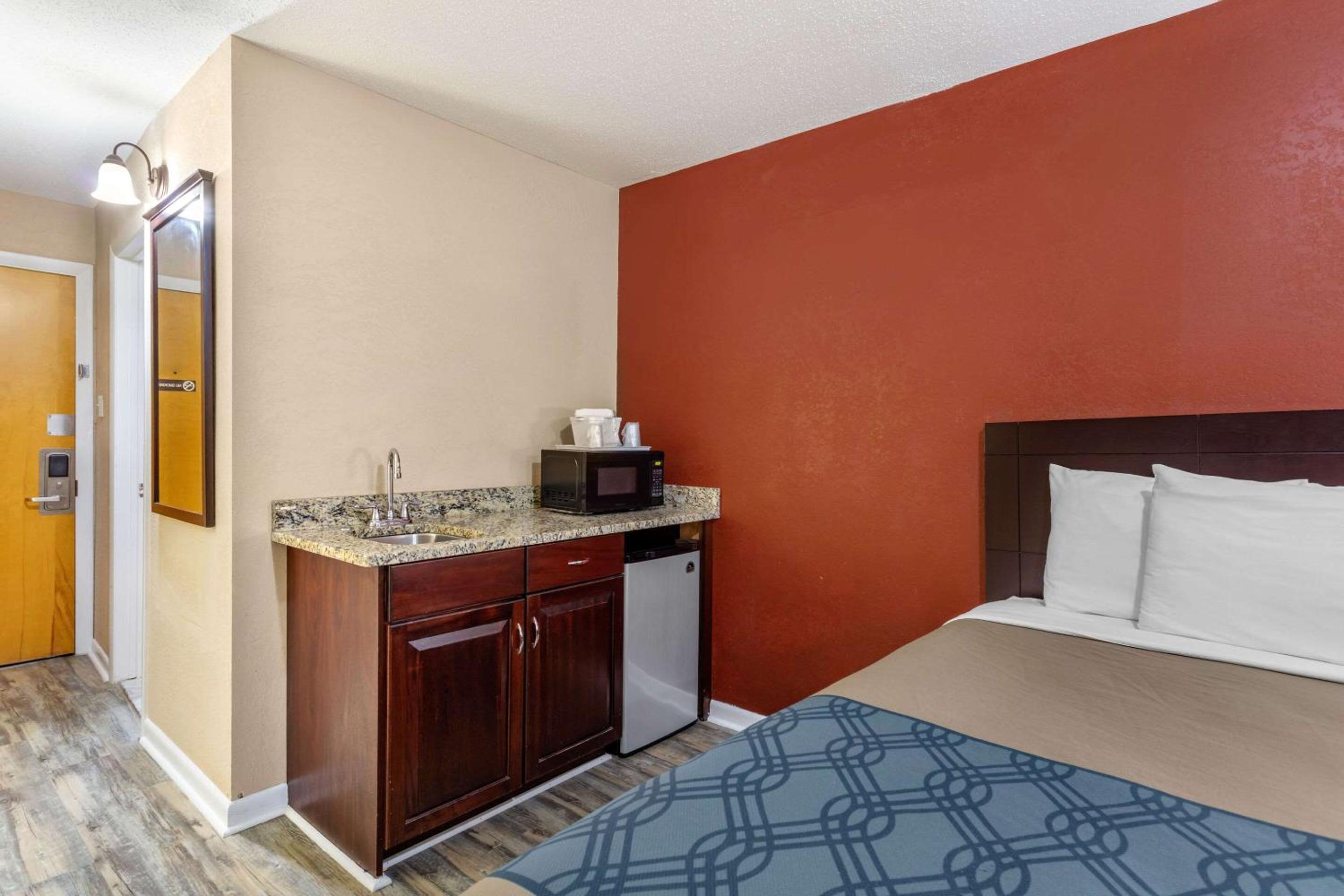 Suite with Two Queen Beds - Photo 4