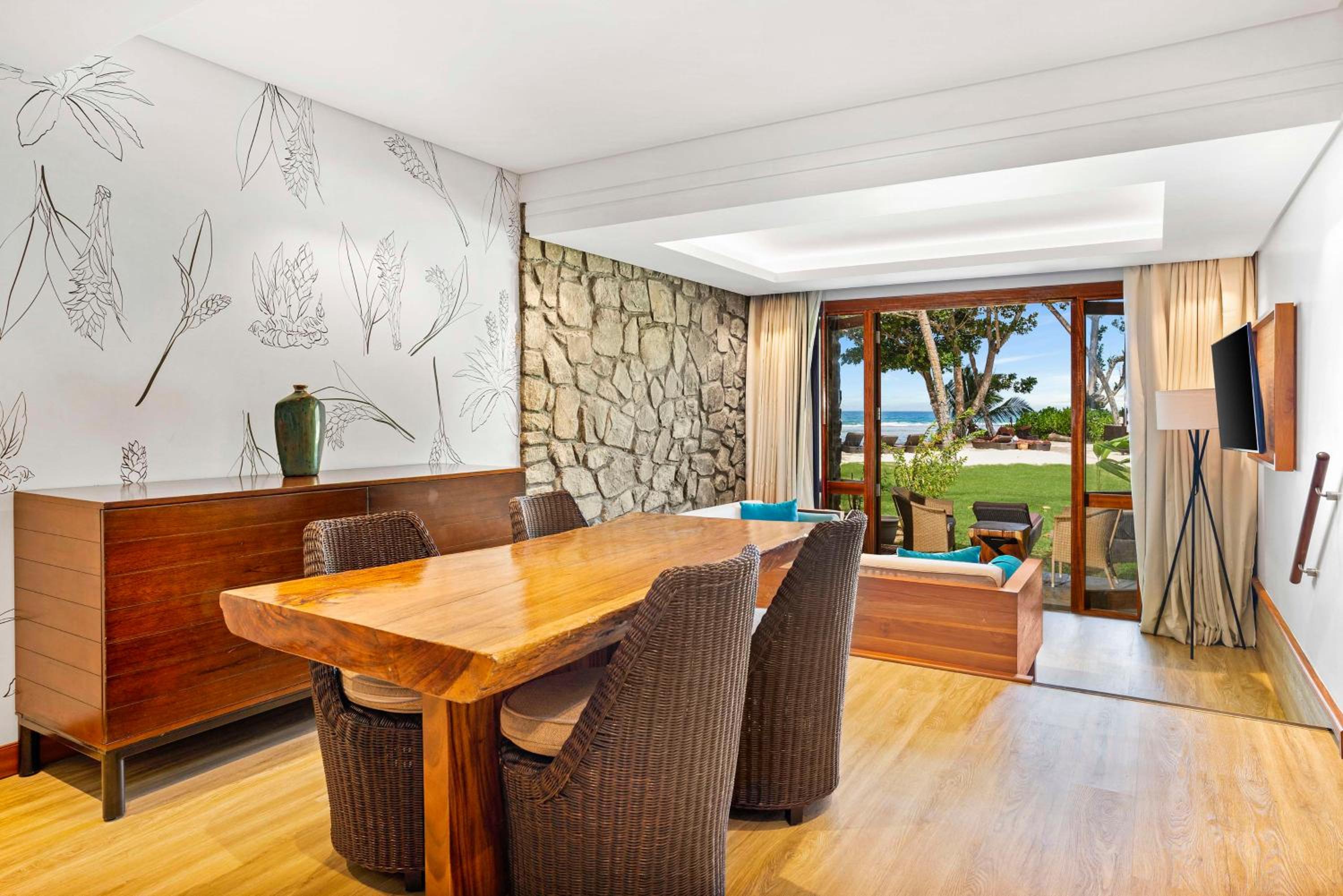 Deluxe Ocean View Suite - Photo 17