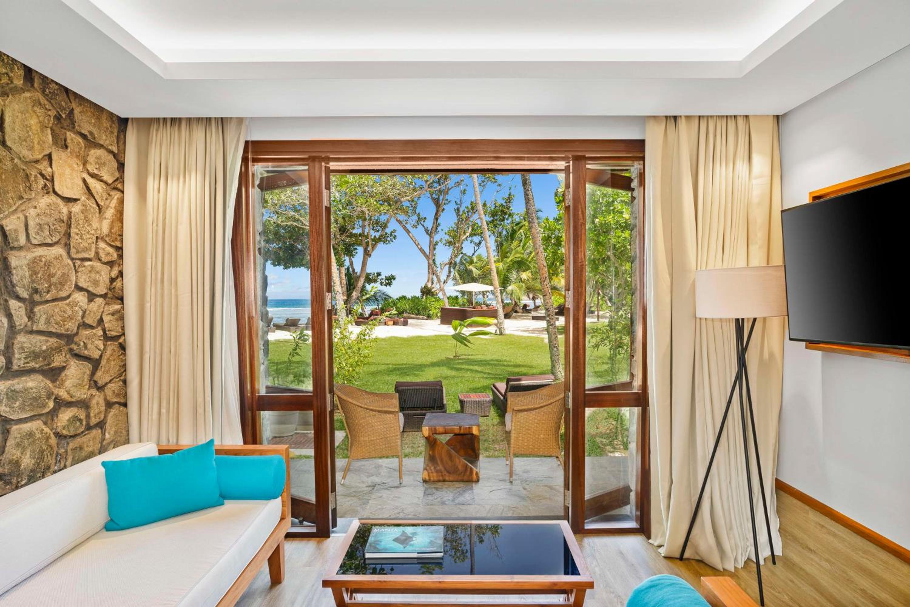 Deluxe Ocean View Suite - Photo 16
