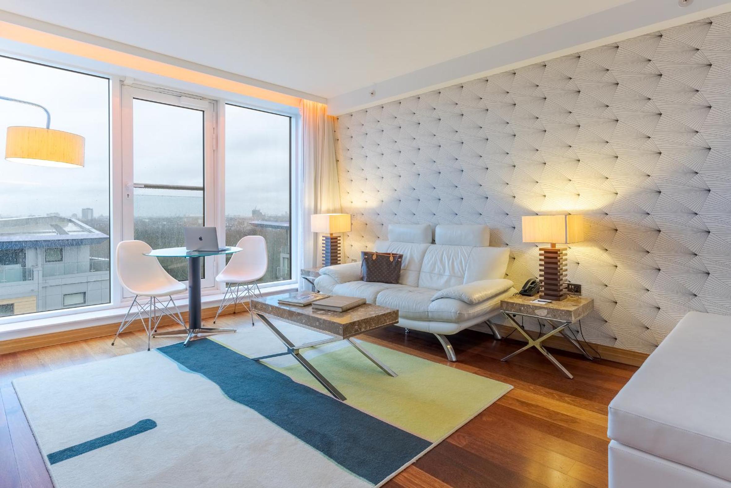 Executive One Bedroom Suite thumbnail 6