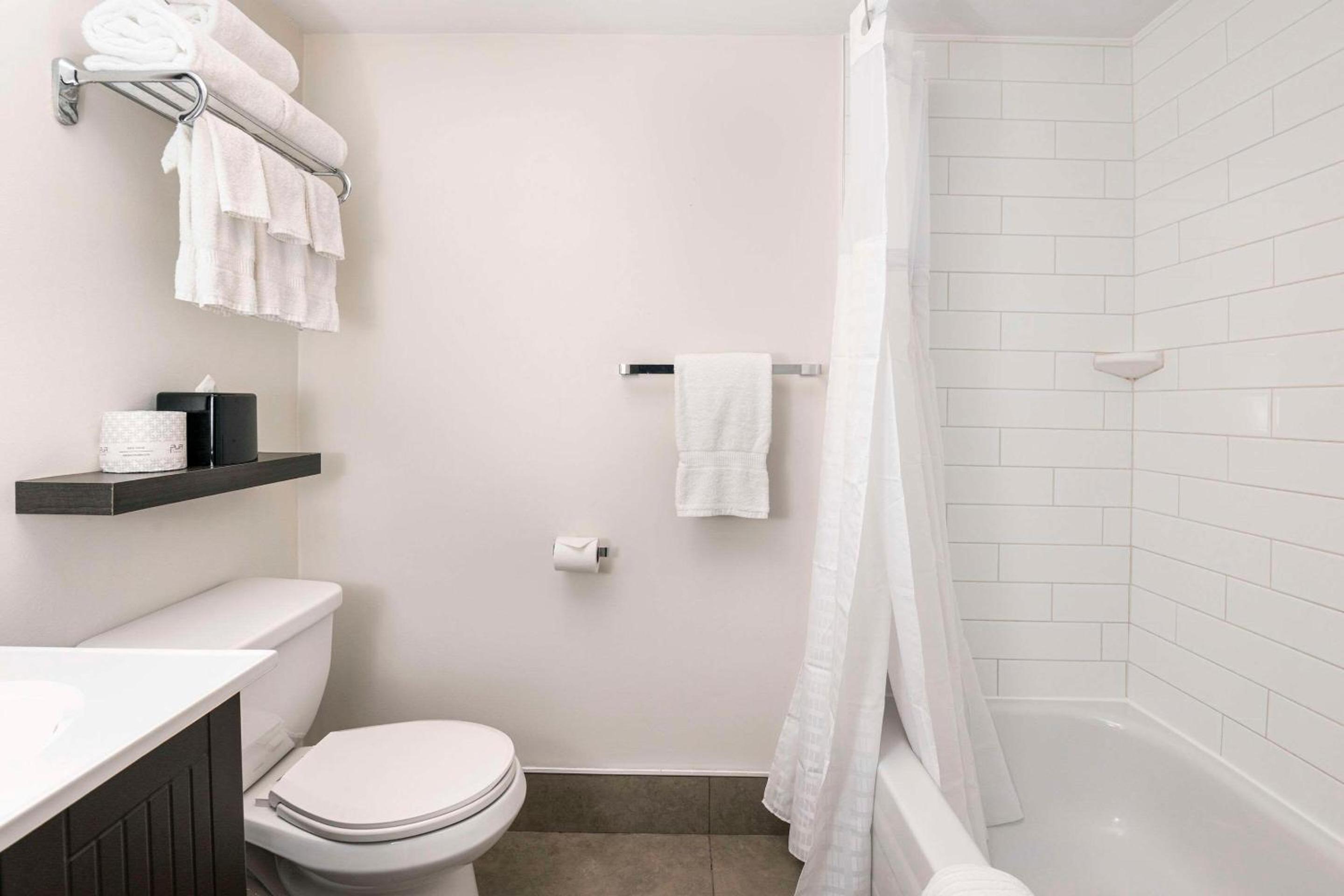 Standard King Room with Shower - Non Smoking - Photo 4