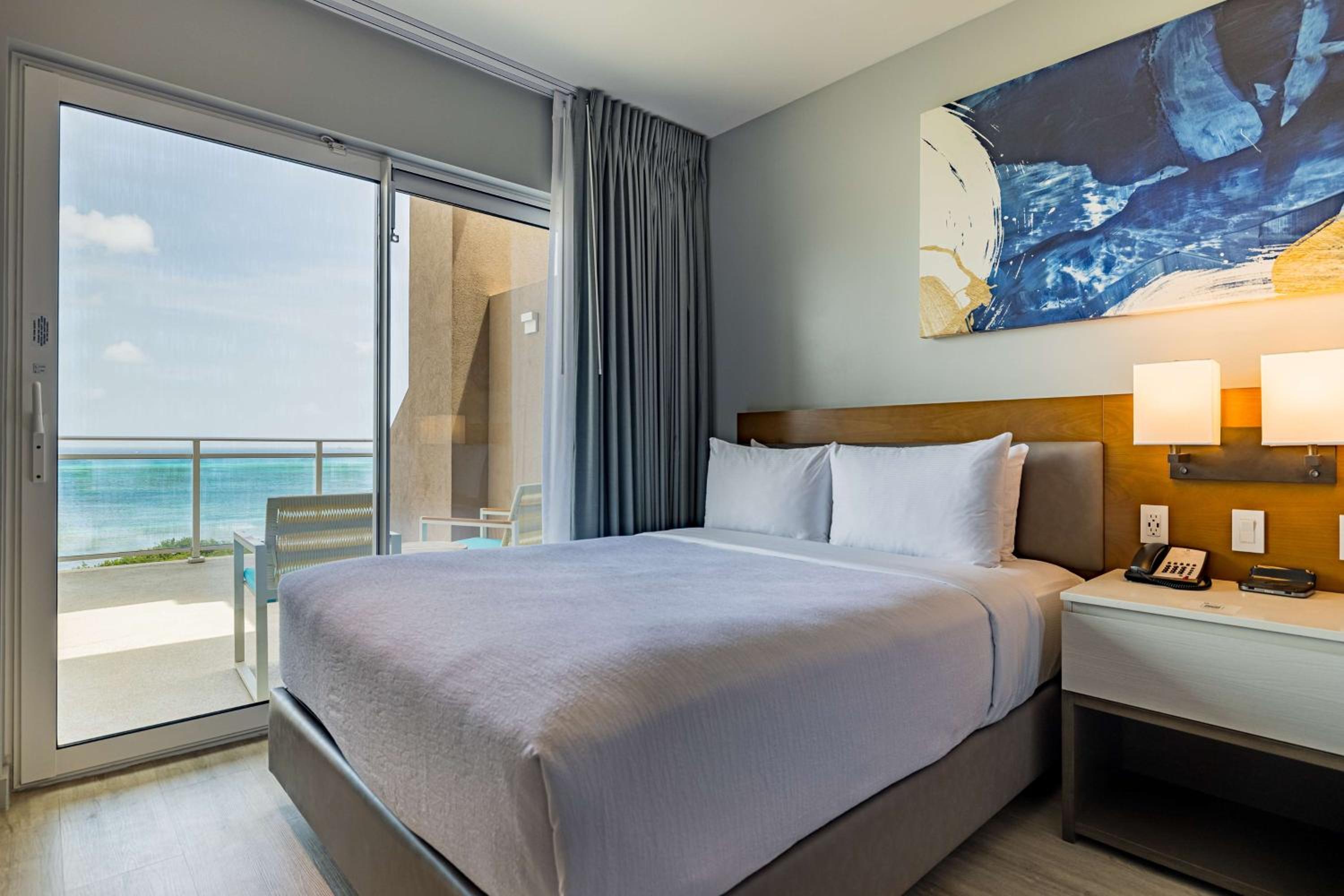 One-Bedroom King Suite with Ocean View - Top Floor - Photo 3