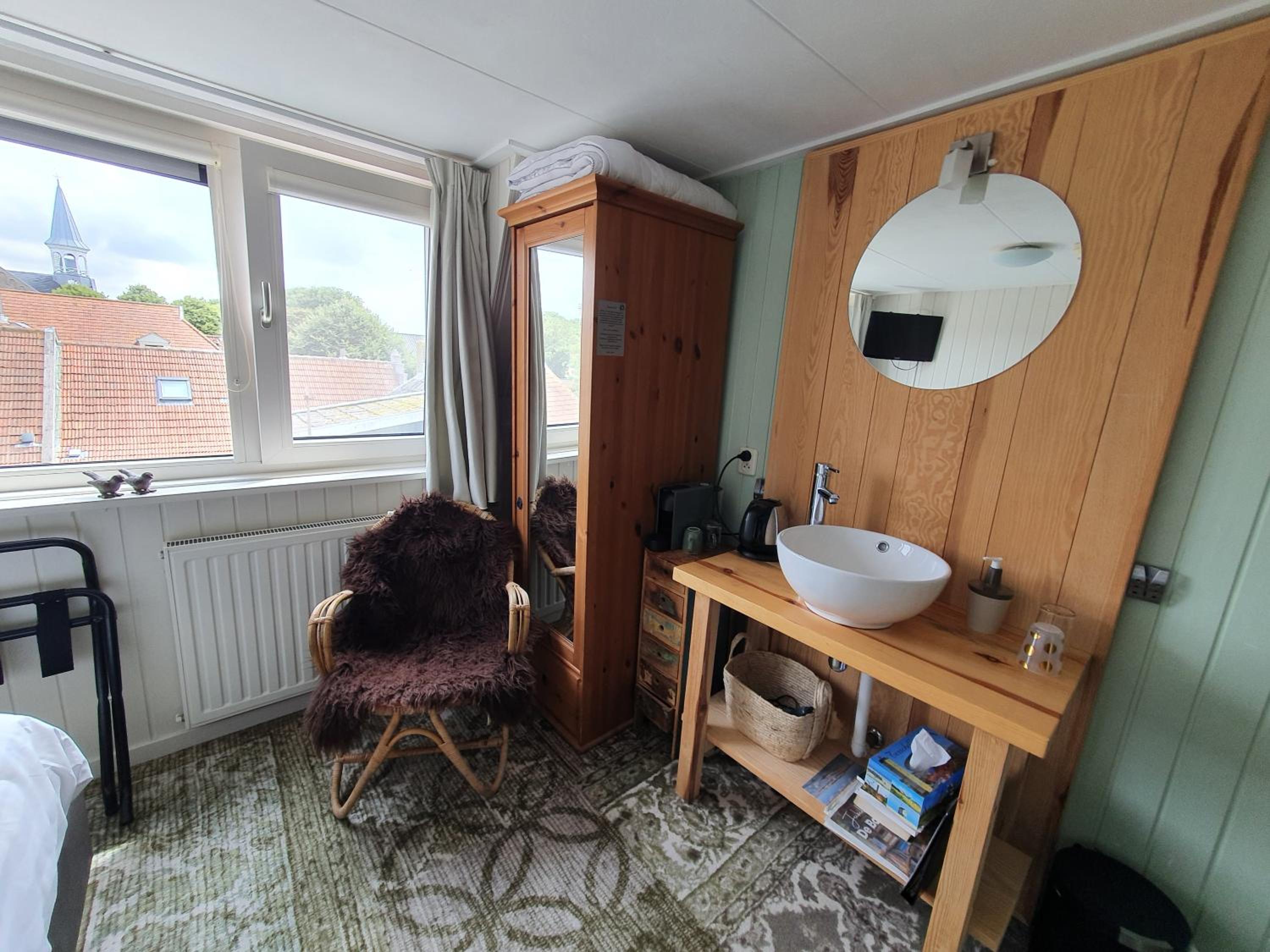 Basic Single Room with Shared Bathroom photo 3