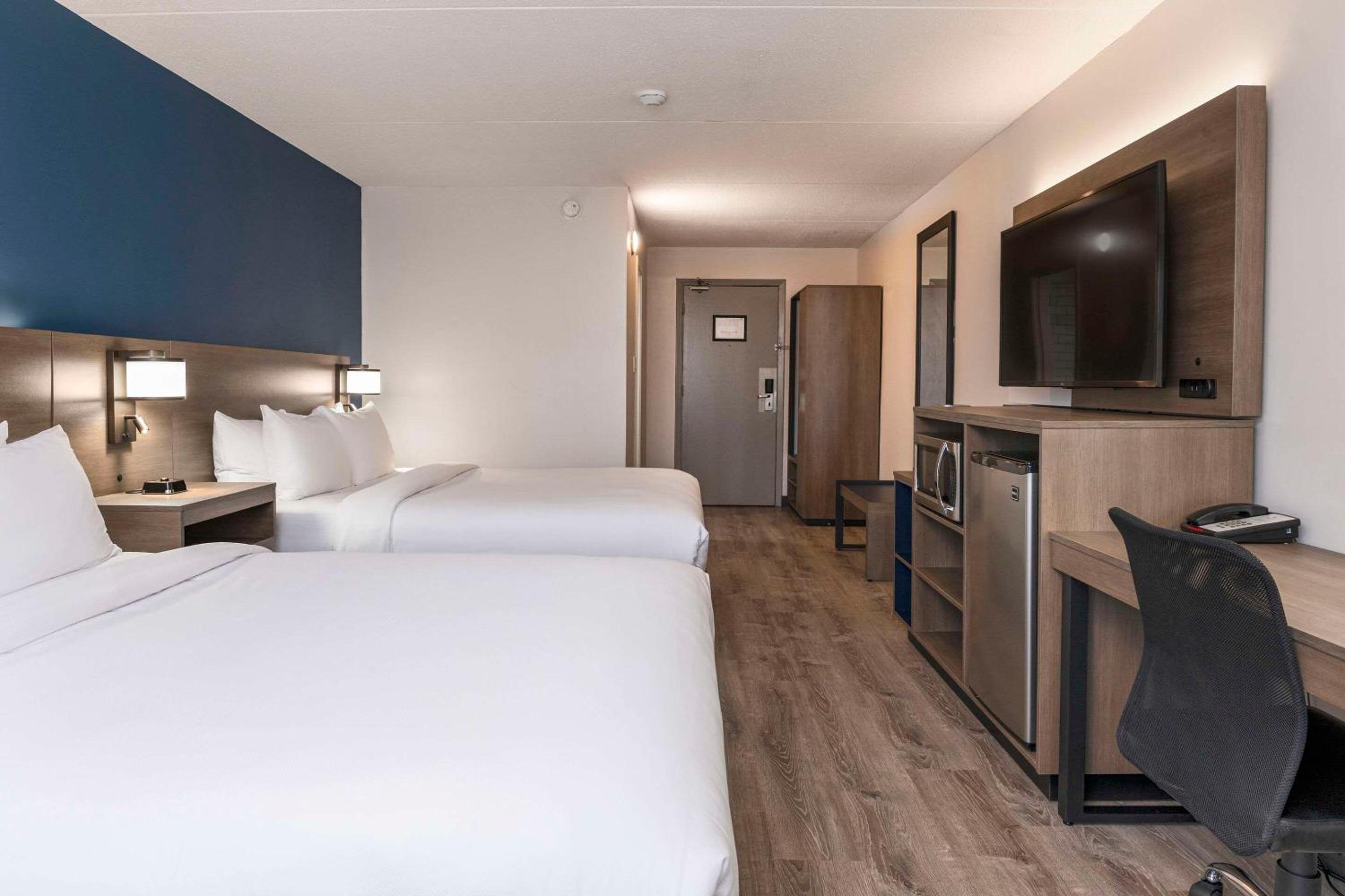 Standard Queen Room with Two Queen Beds - Non Smoking  - Photo 2