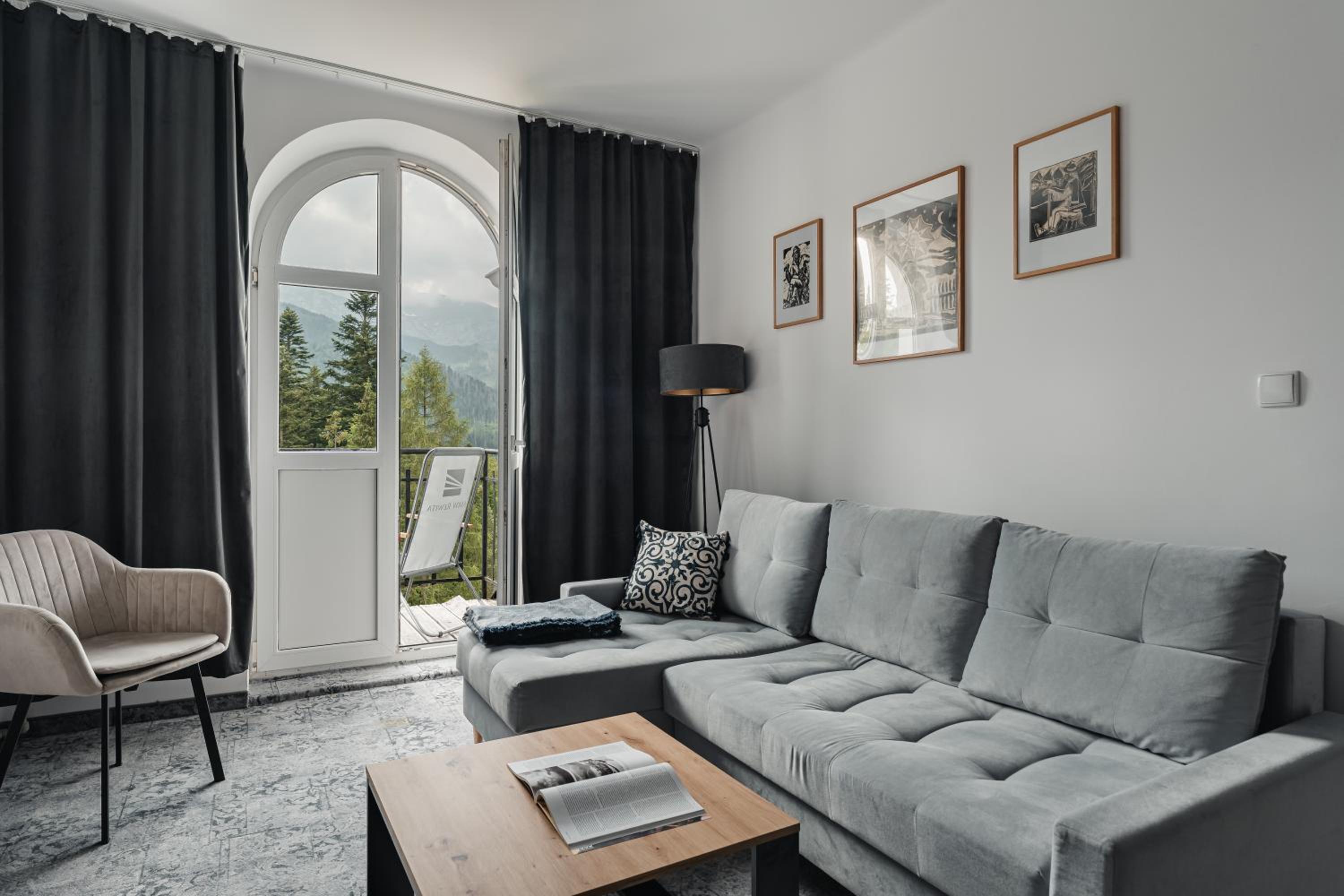 Apartment with Mountain View