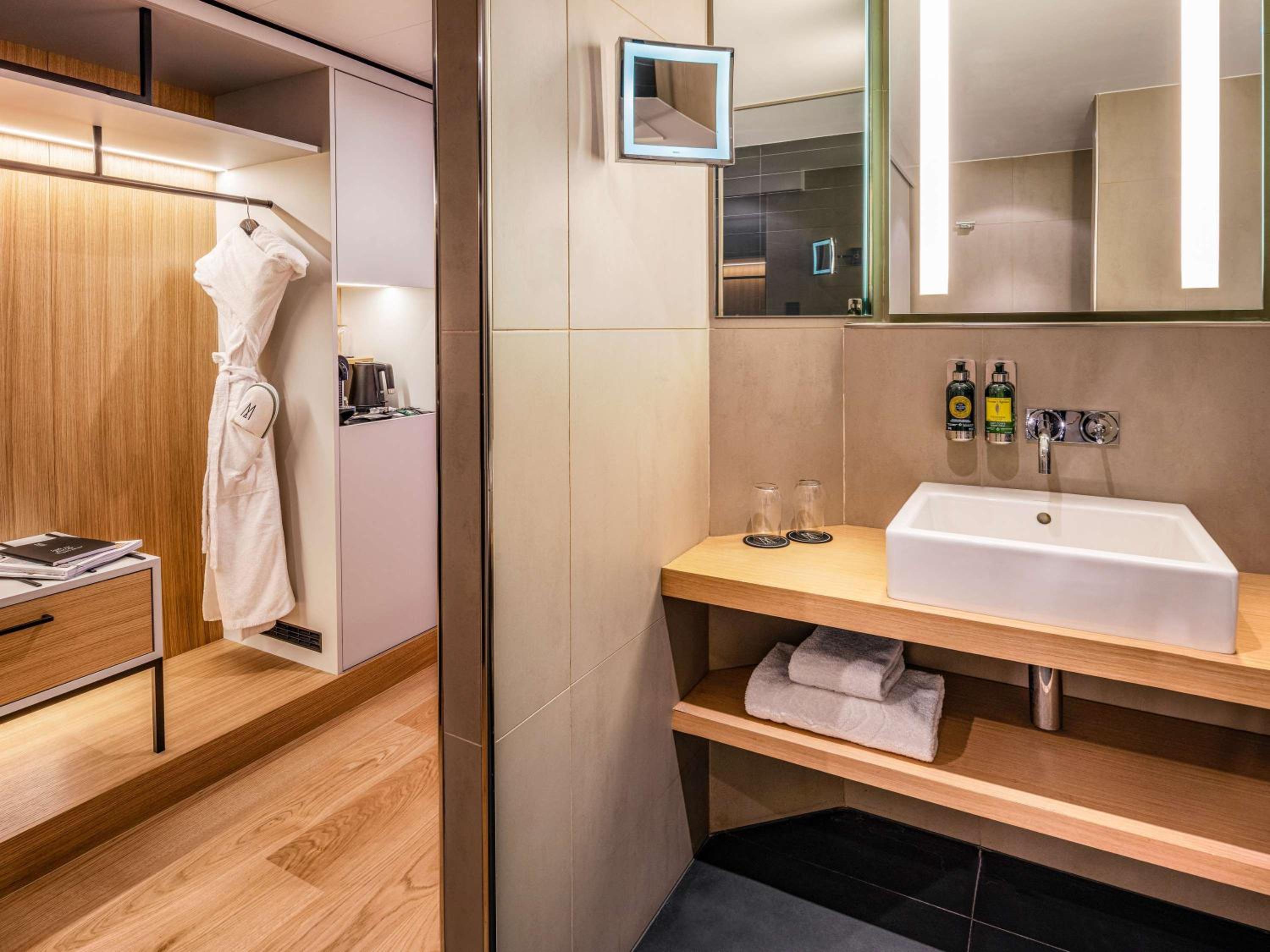 Superior King Room with City View - Photo 2