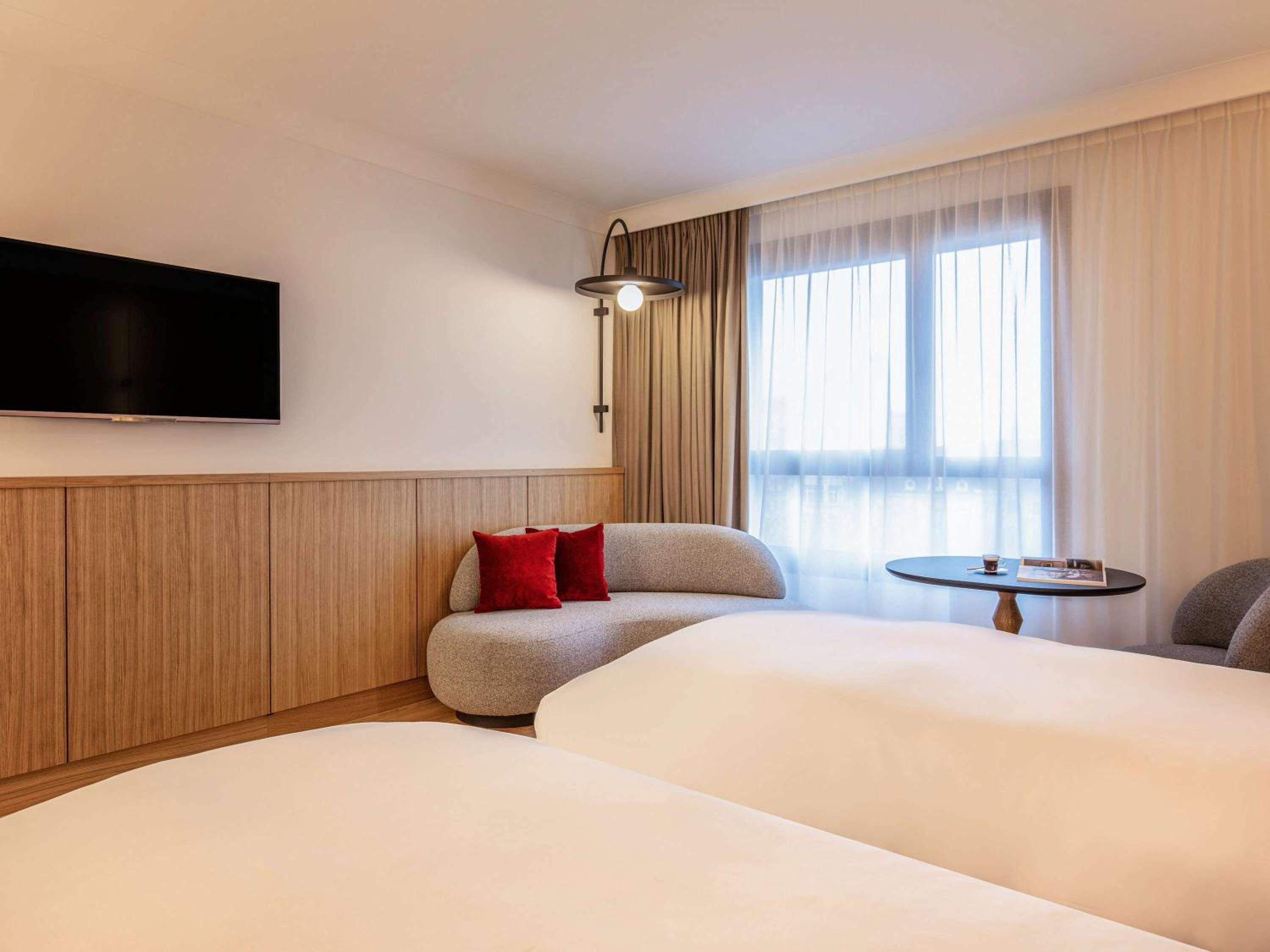 Superior Twin Room with City View - Photo 4