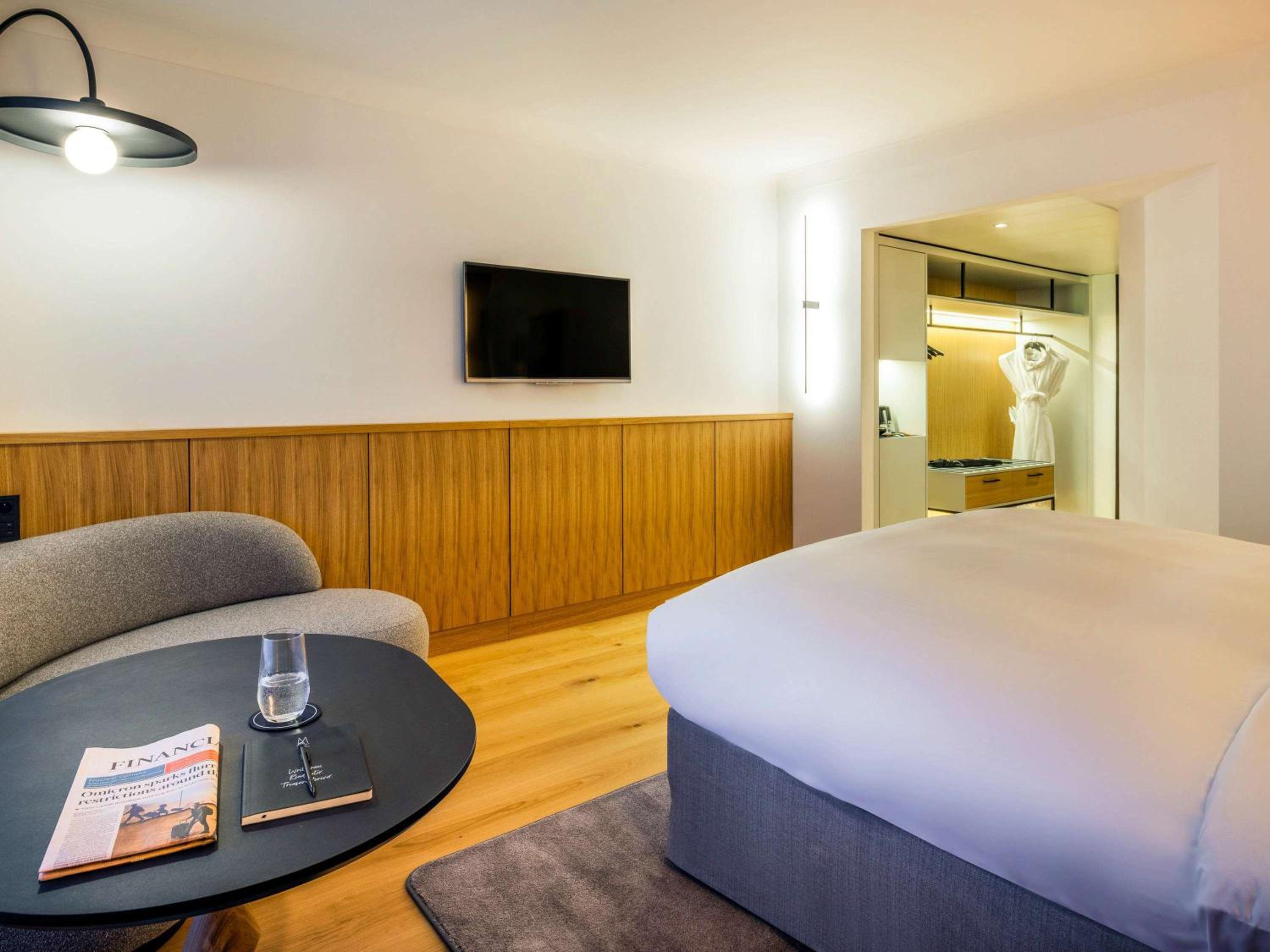 Superior King Room with City View - Photo 1