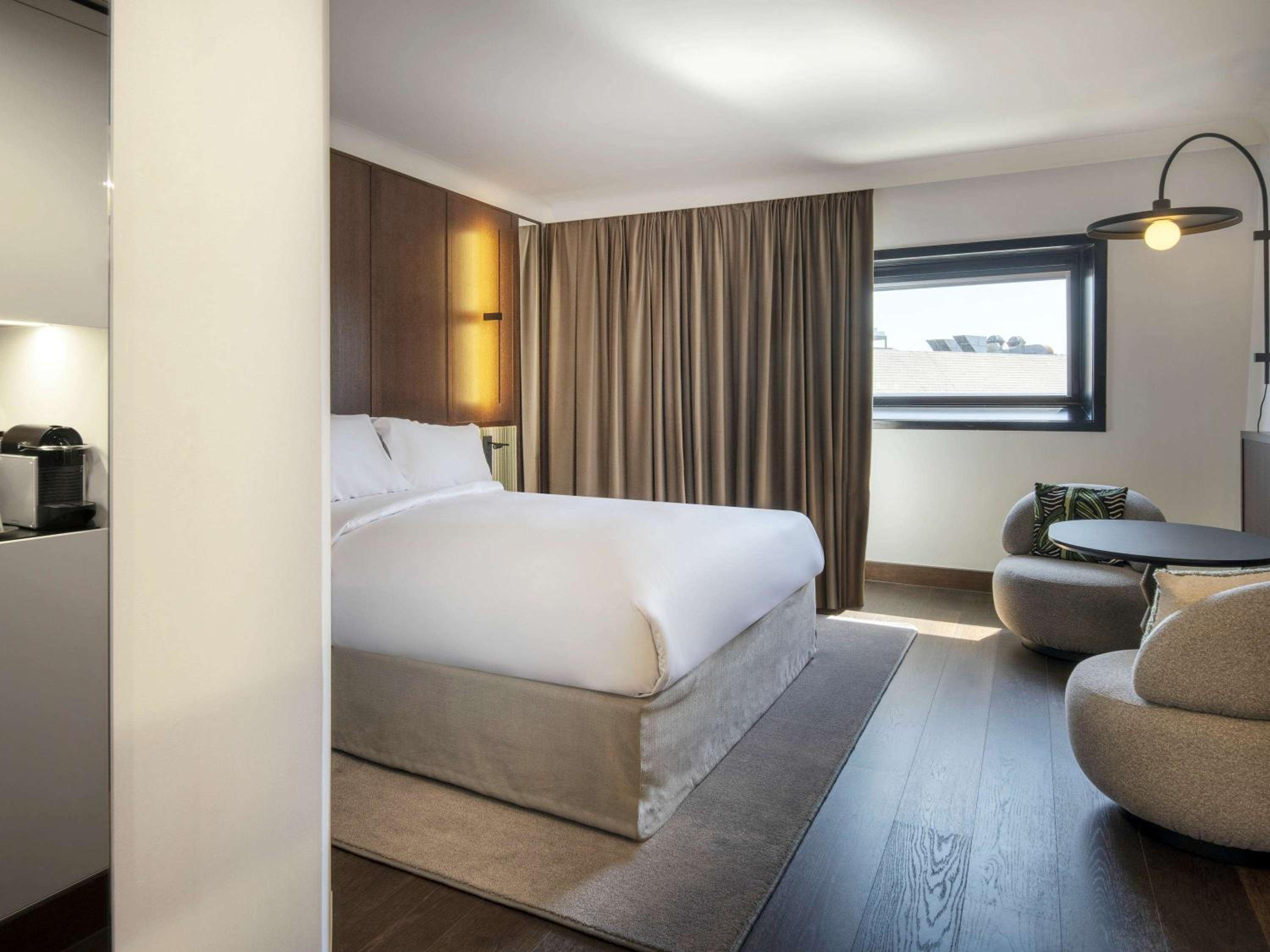 Deluxe King Room with Garden View - Photo 7