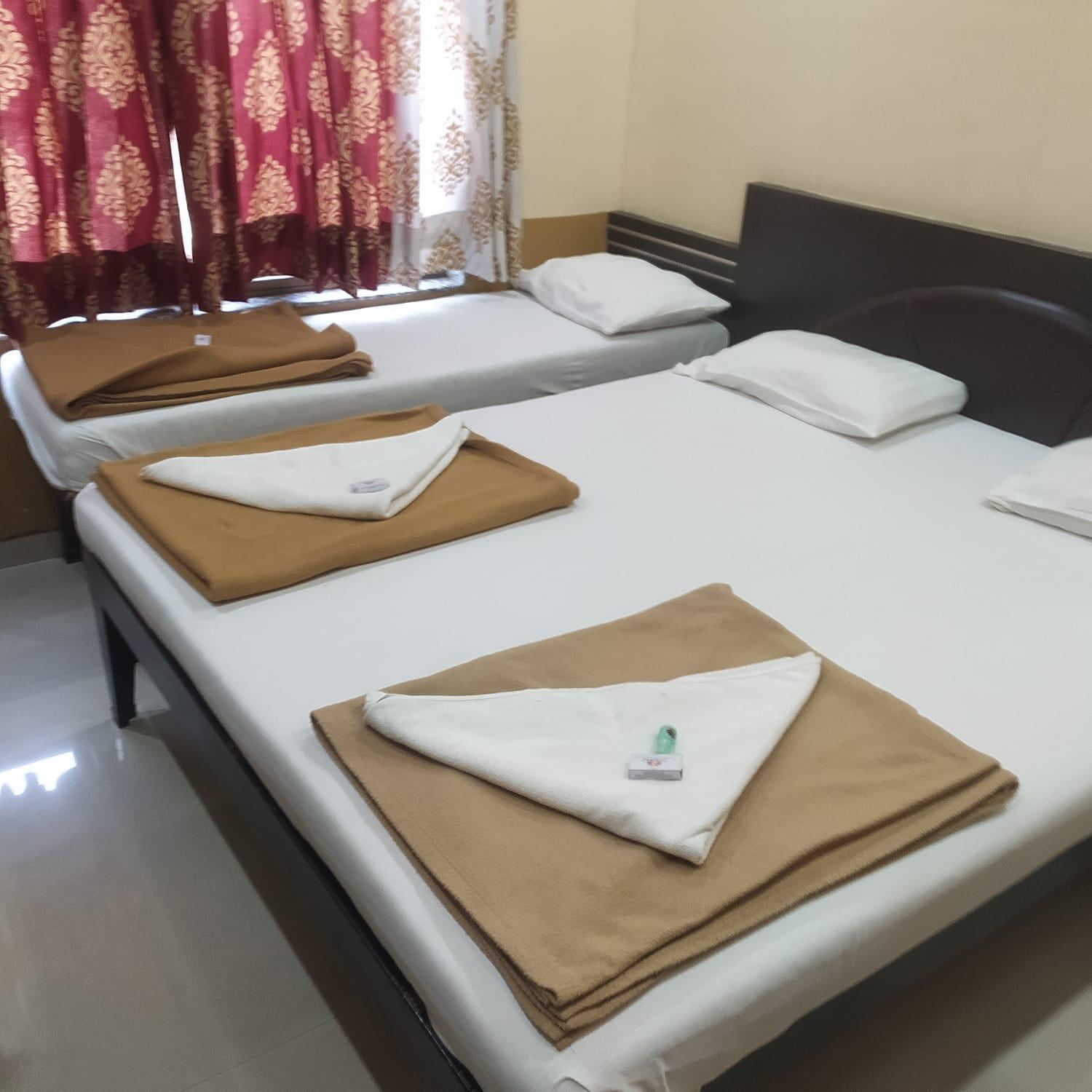Deluxe Triple Room Non AC - Photo 1