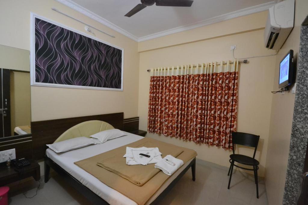 Deluxe Double room Non AC - Photo 3