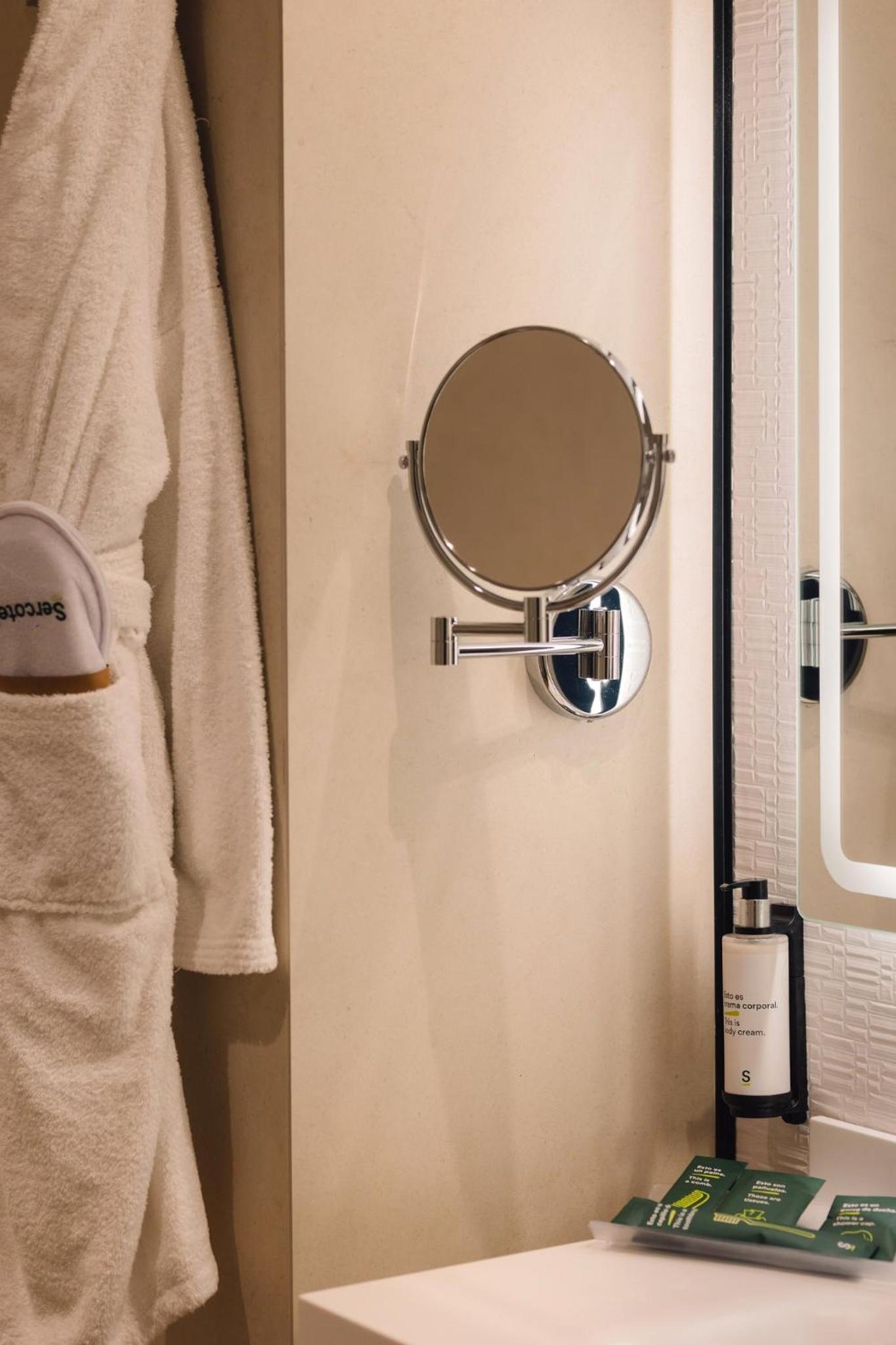Double or Twin Room - Photo 7