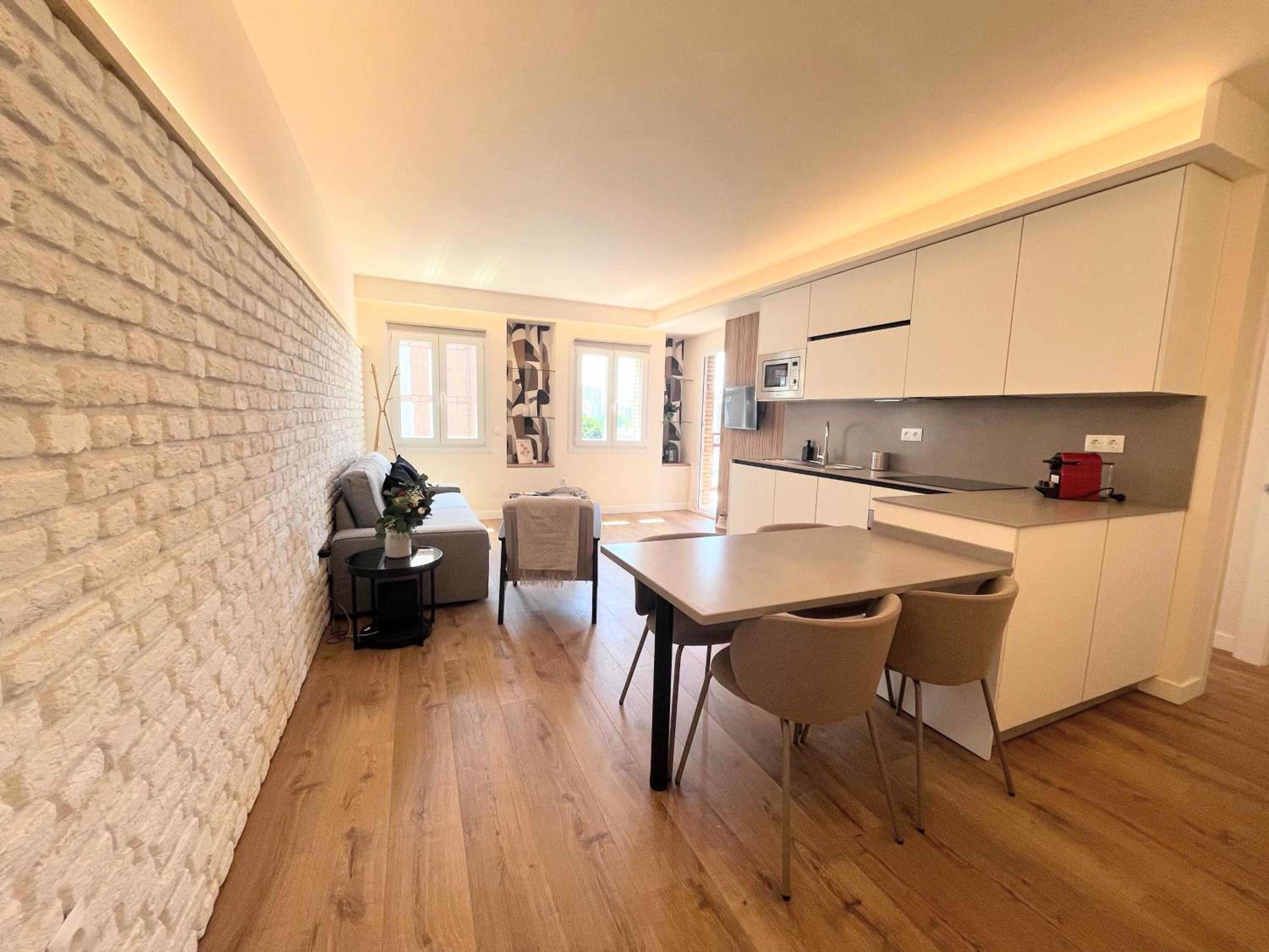 Apartamento de lujo de dos habitaciones con balcón