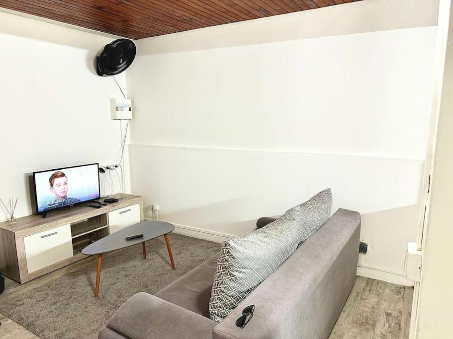 One-Bedroom Apartment photo 3