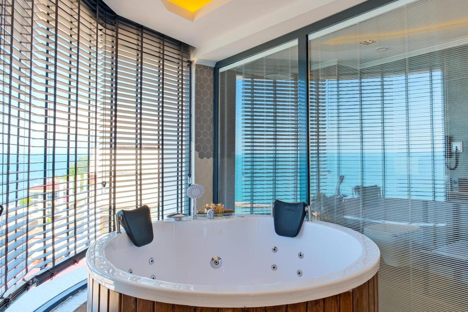 Deluxe Double Room with Bath photo 2