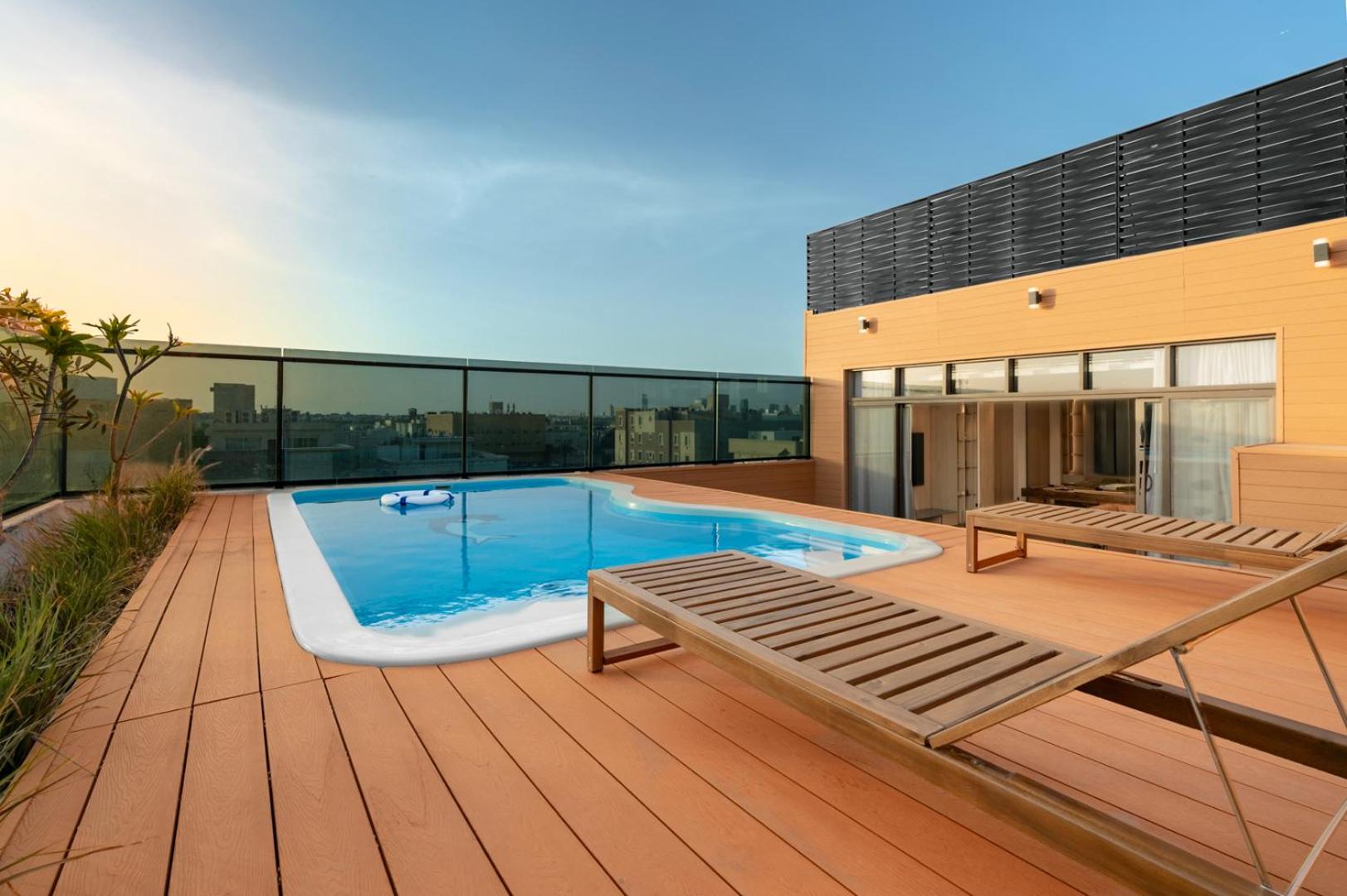 Apartment with Pool View