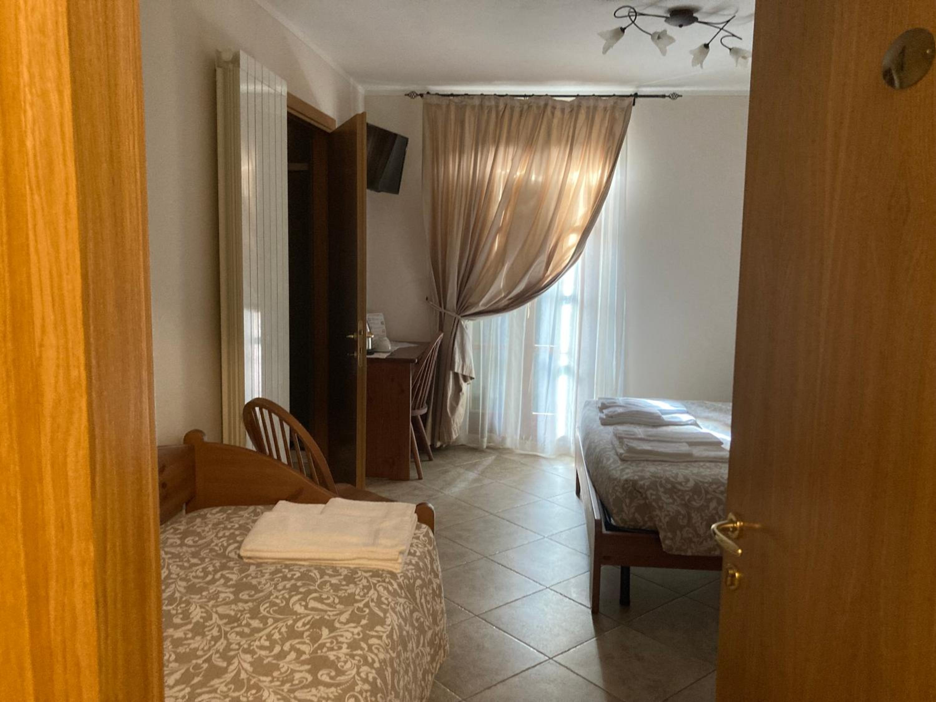 Double Room - Photo 6