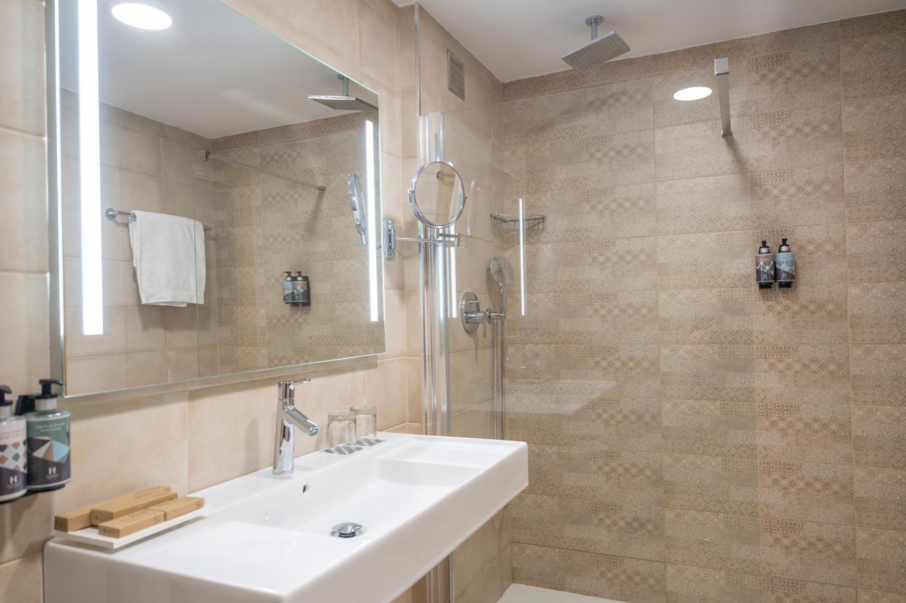 Executive Room - Photo 3