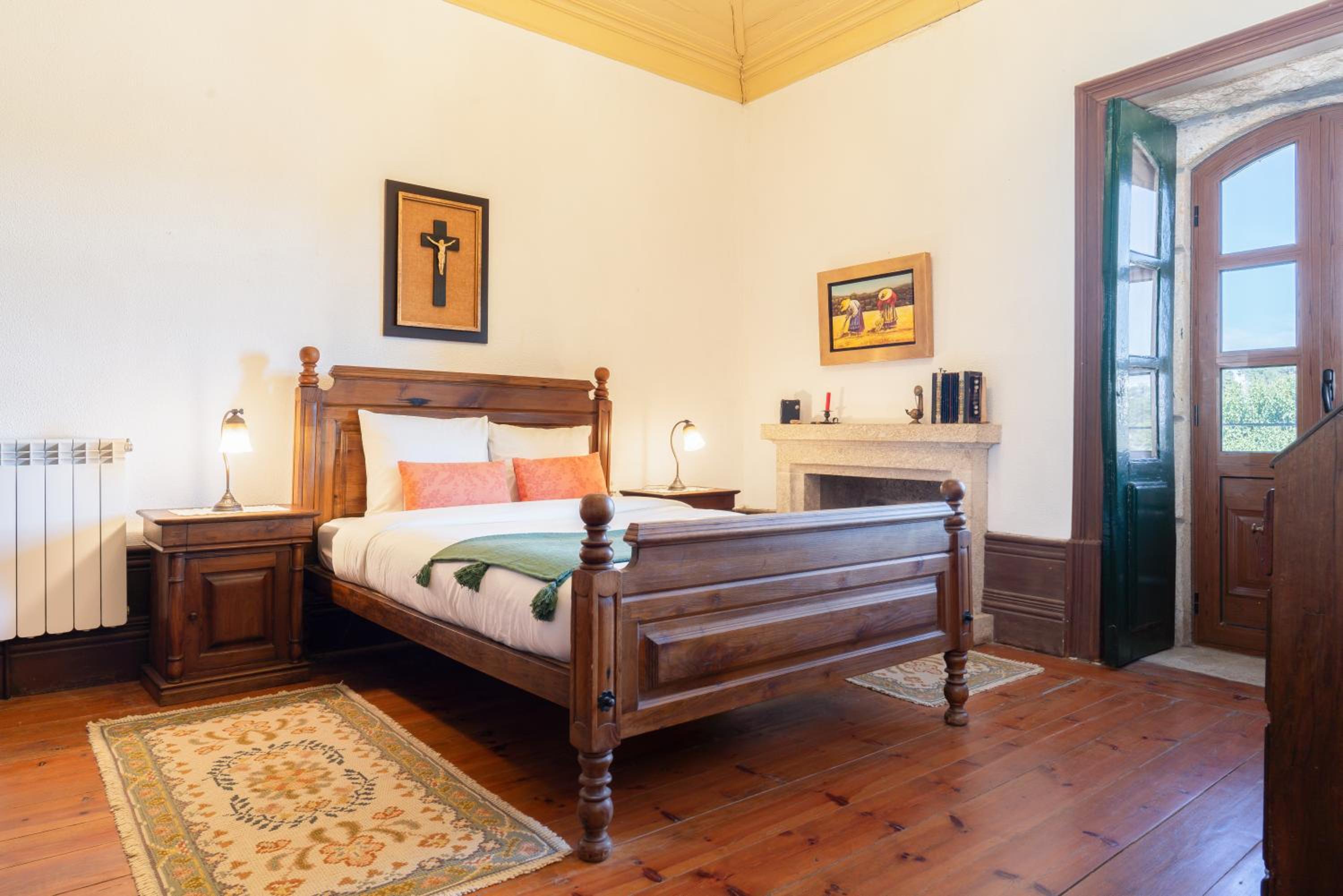 Five-Bedroom House photo 3