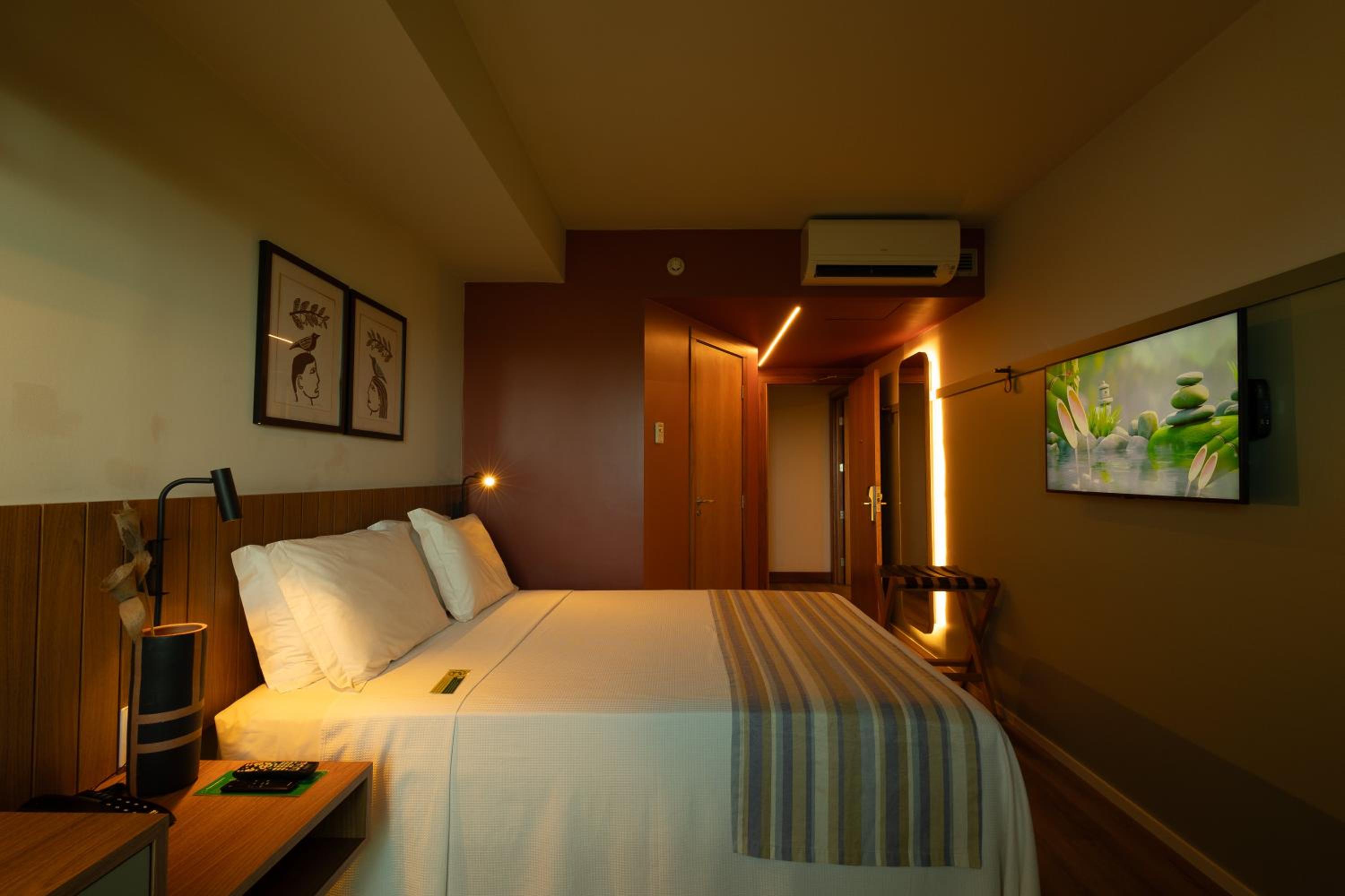 Double Room with Sea View thumbnail 6