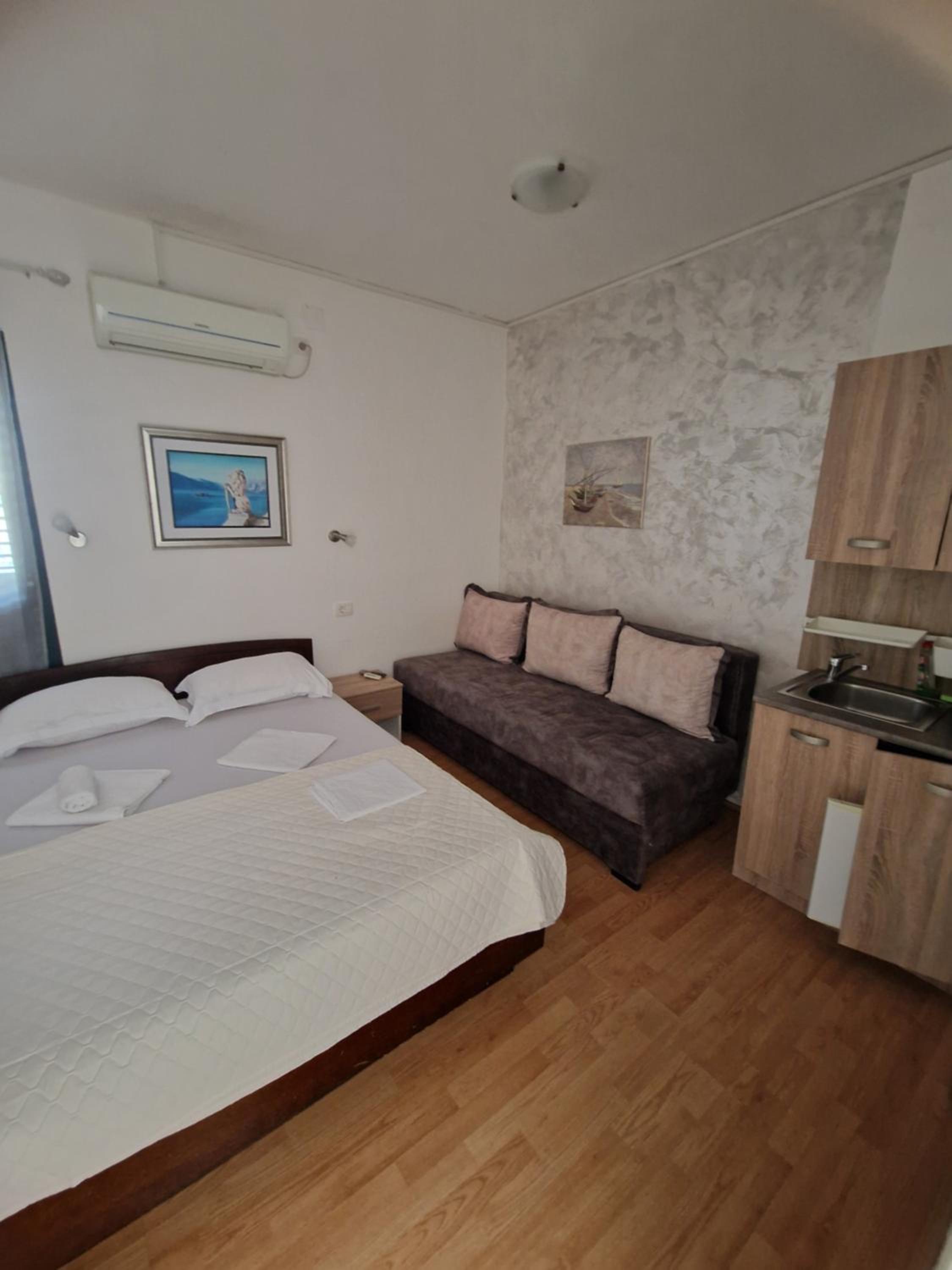 Deluxe Double Room with Extra Bed photo 3