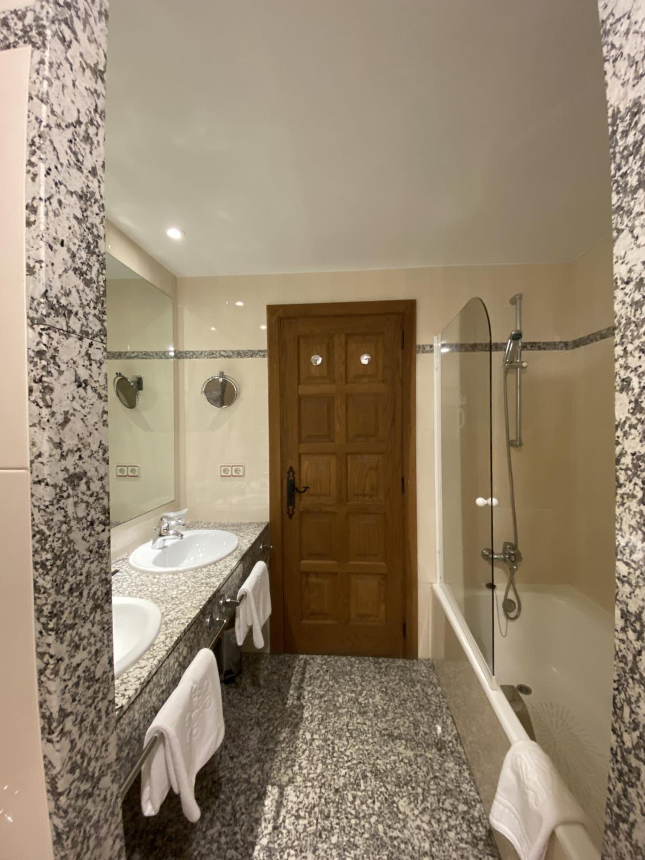 Standard Double Room - Photo 11