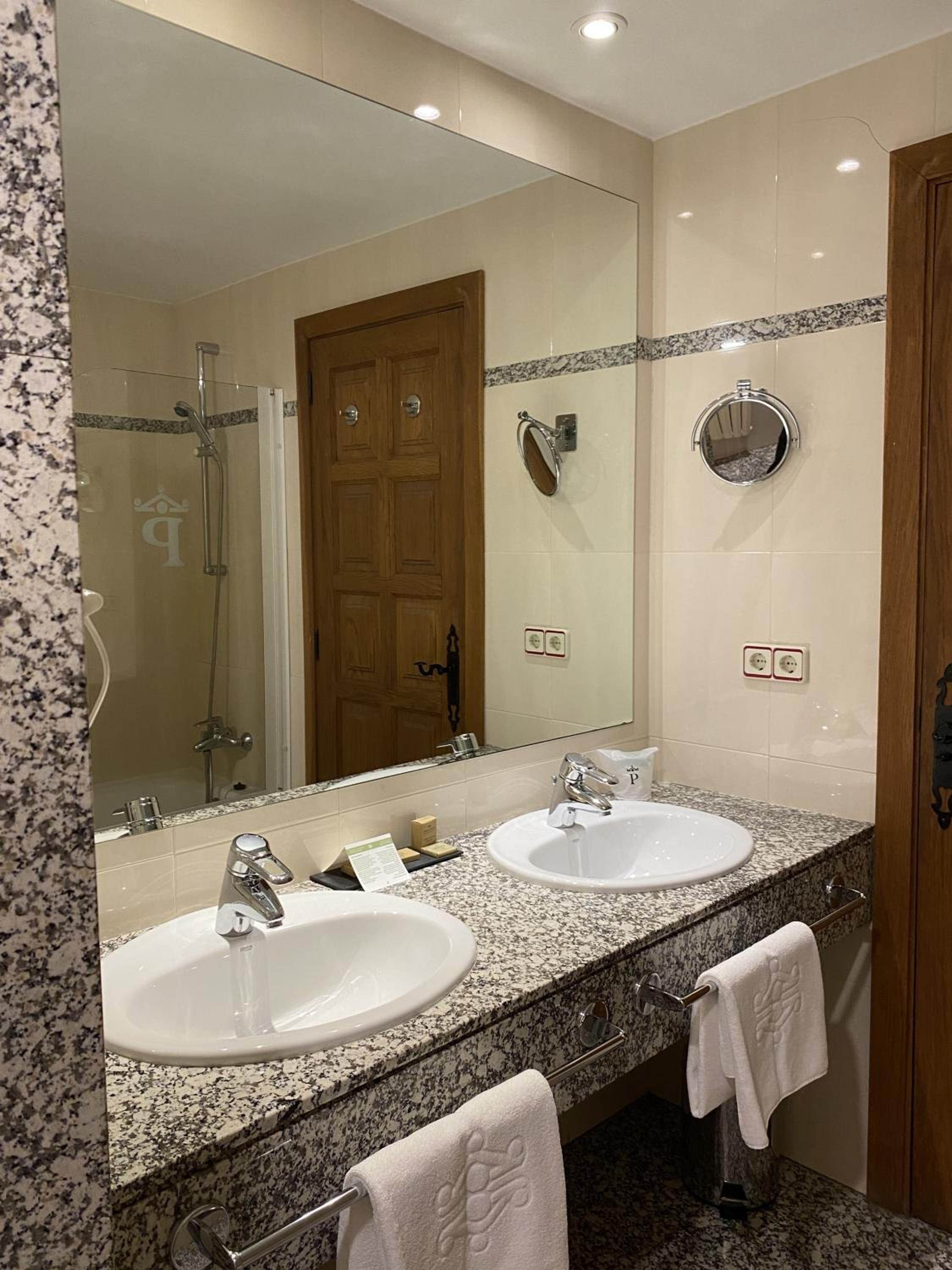 Standard Double Room - Photo 8
