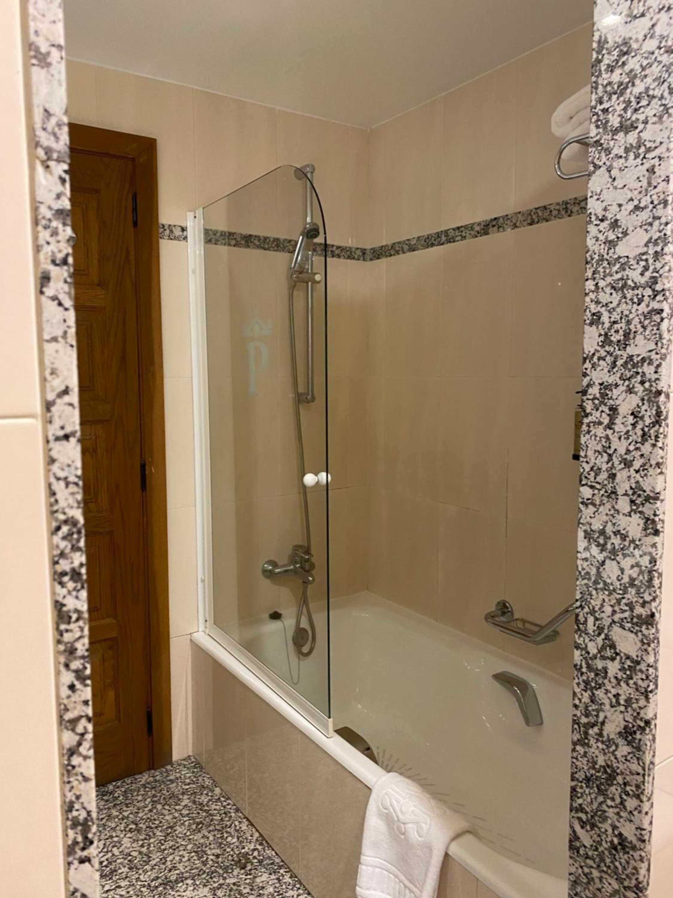Standard Double Room - Photo 7