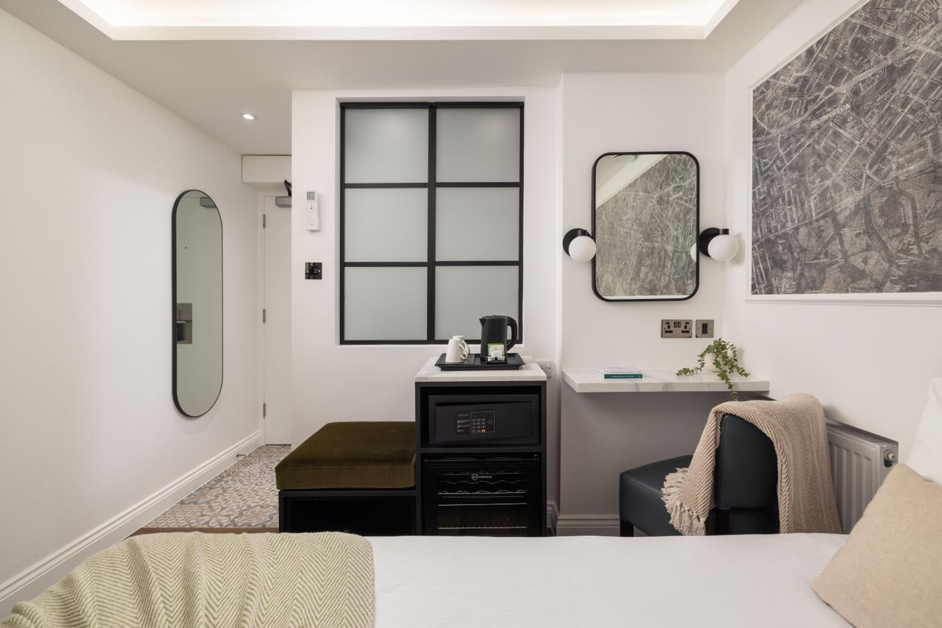 Signature Twin Room thumbnail 5