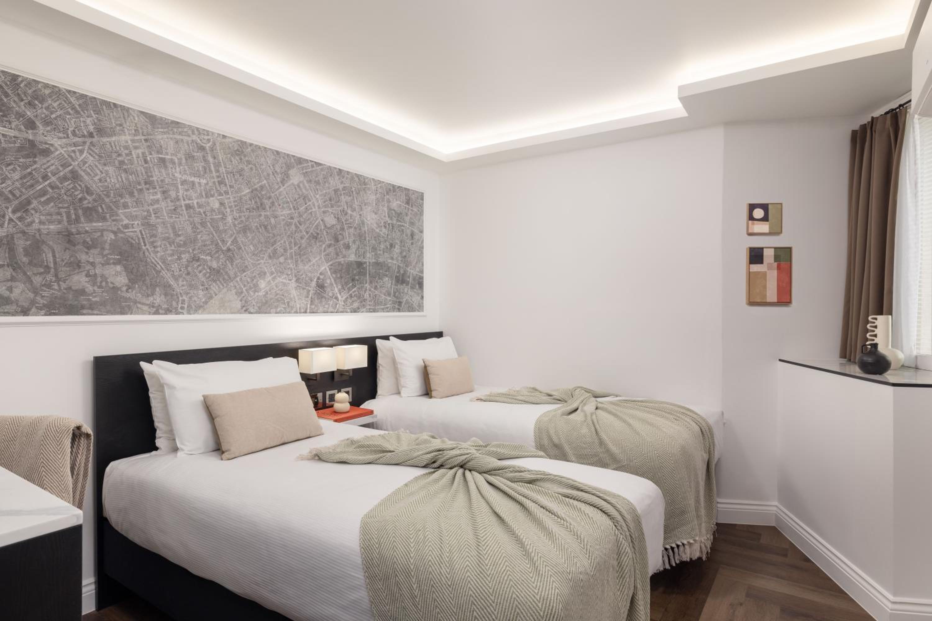 Signature Twin Room thumbnail 6