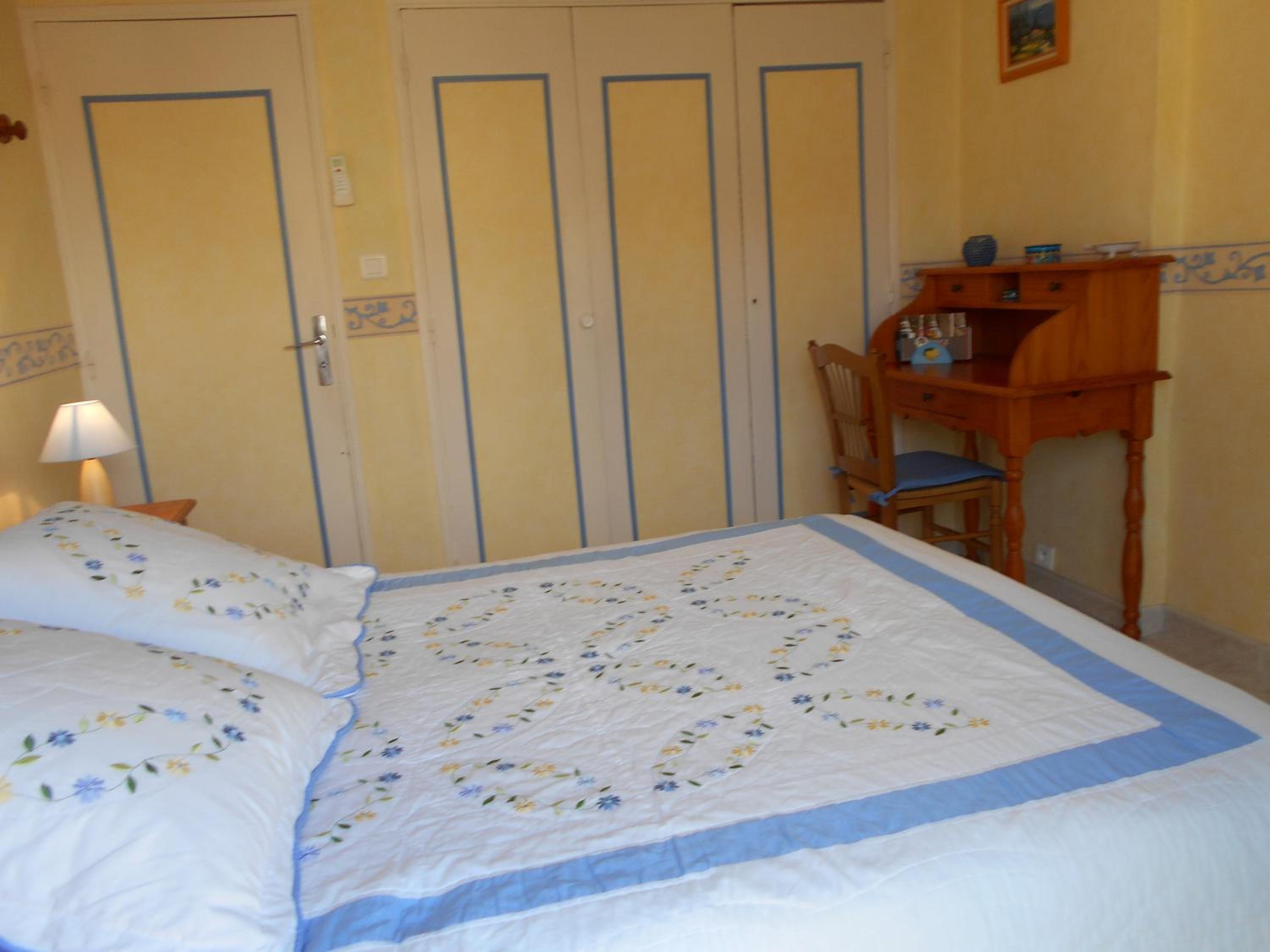 Double Room with Private Bathroom - Photo 6