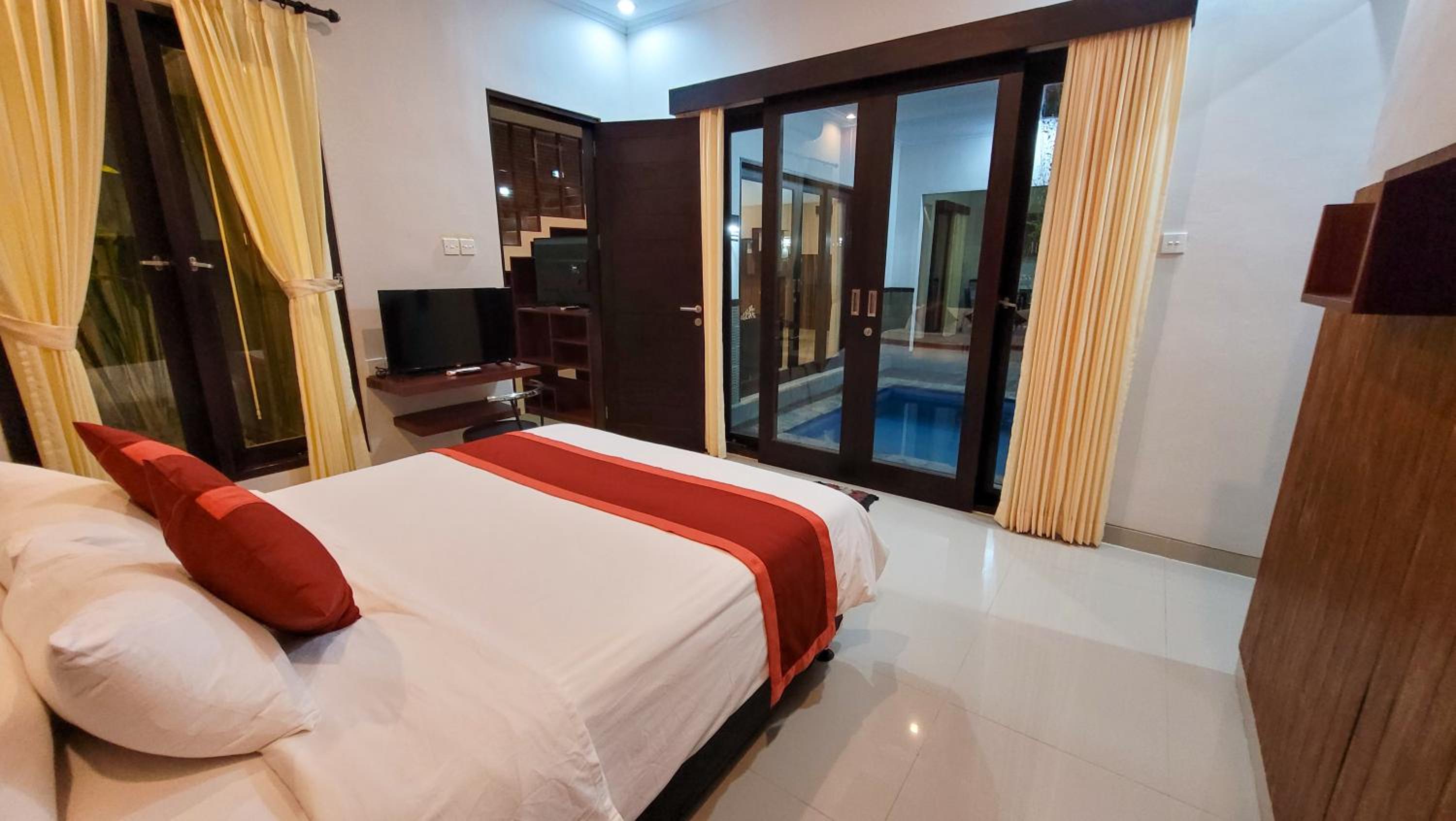 Three-Bedroom Villa photo 2
