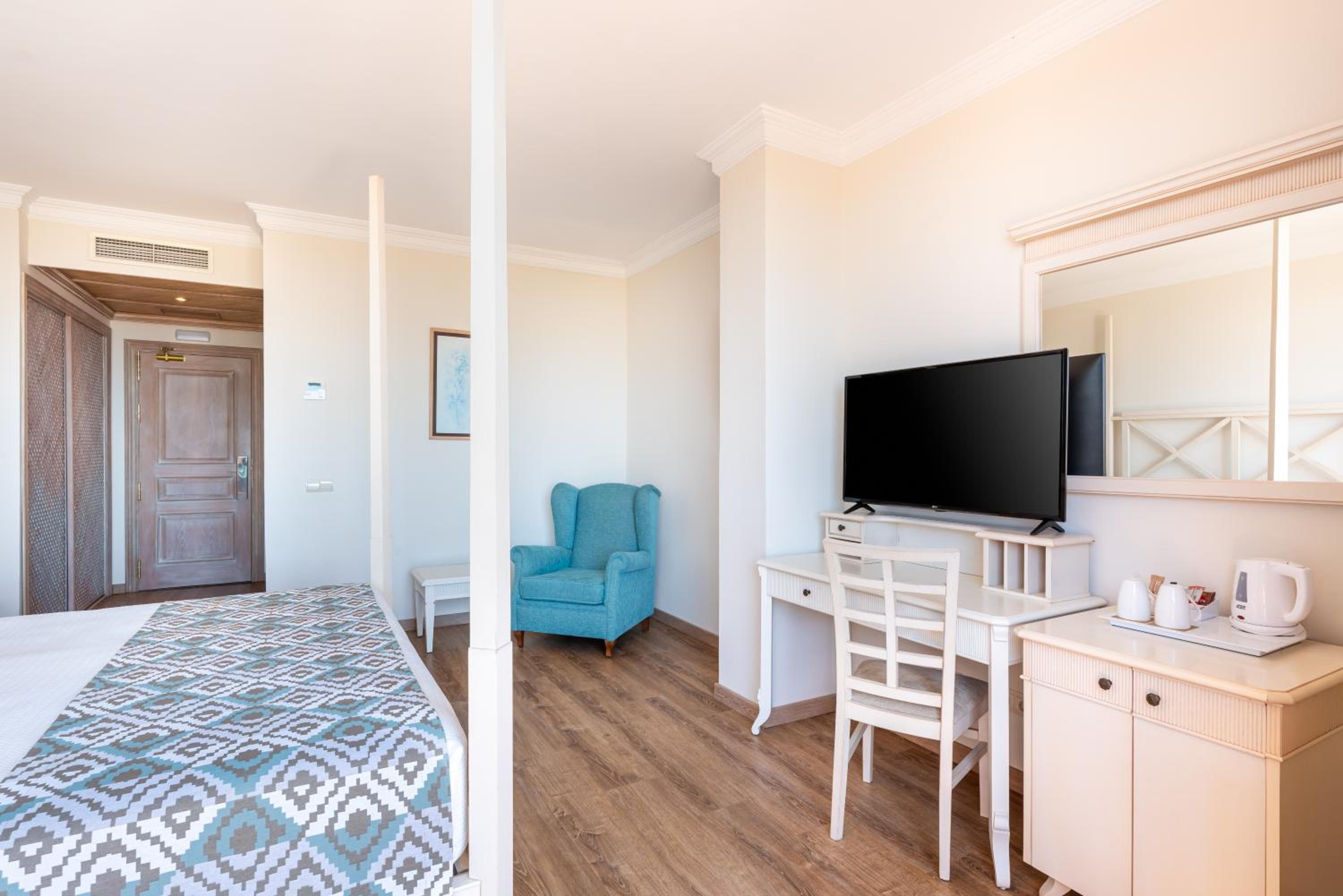 Double Room with Sea View (2 Adults) - Photo 9