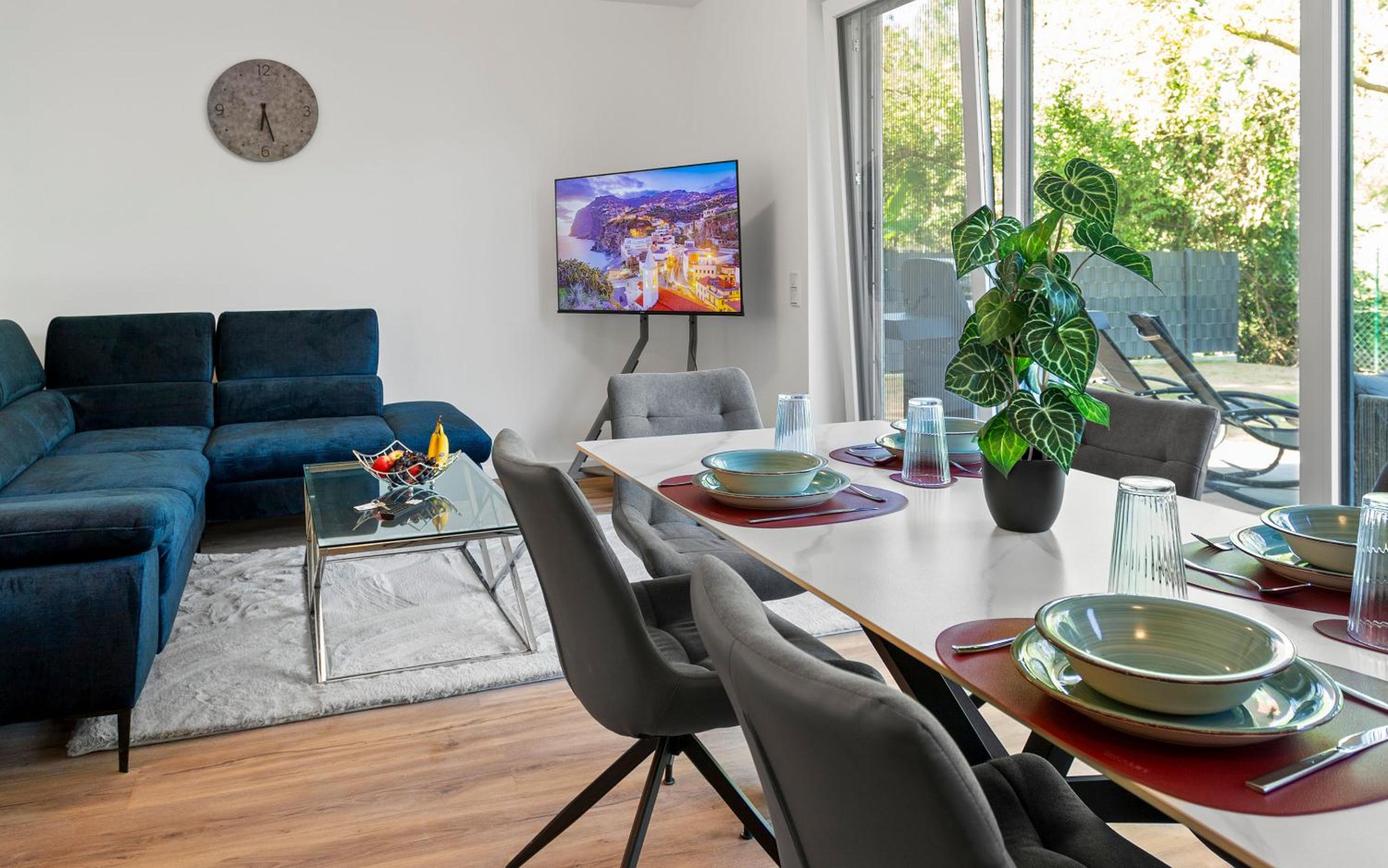 Deluxe Two-Bedroom Apartment with Garden View photo 2