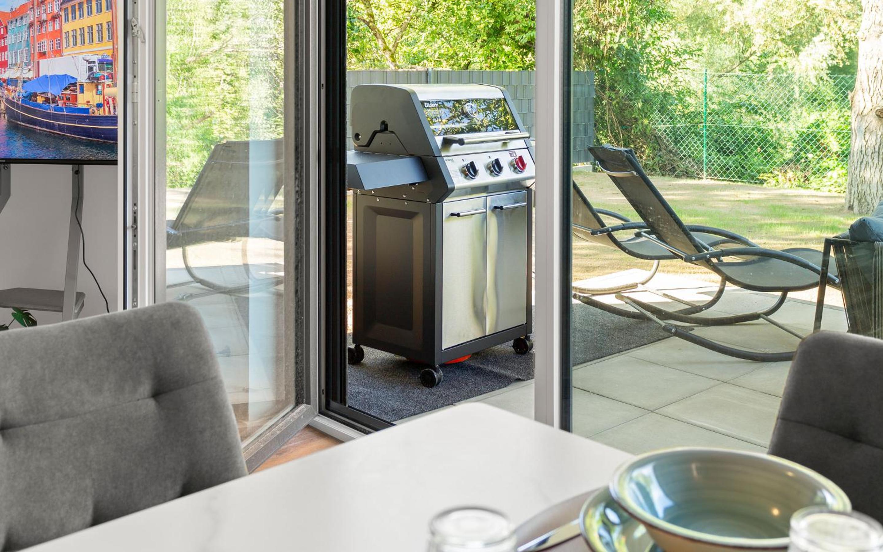 Deluxe Two-Bedroom Apartment with Garden View photo 3