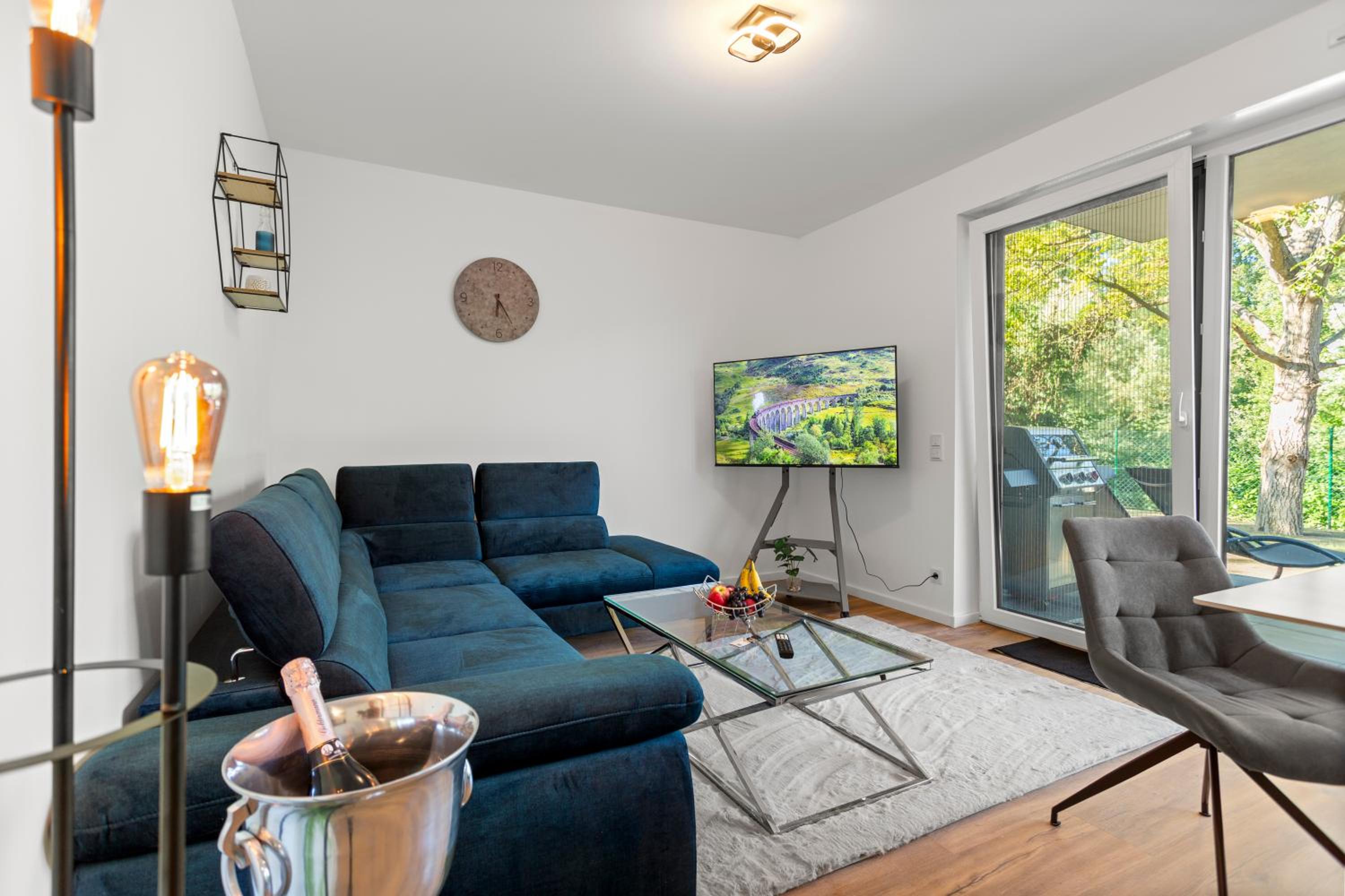 Deluxe Two-Bedroom Apartment with Garden View photo 1