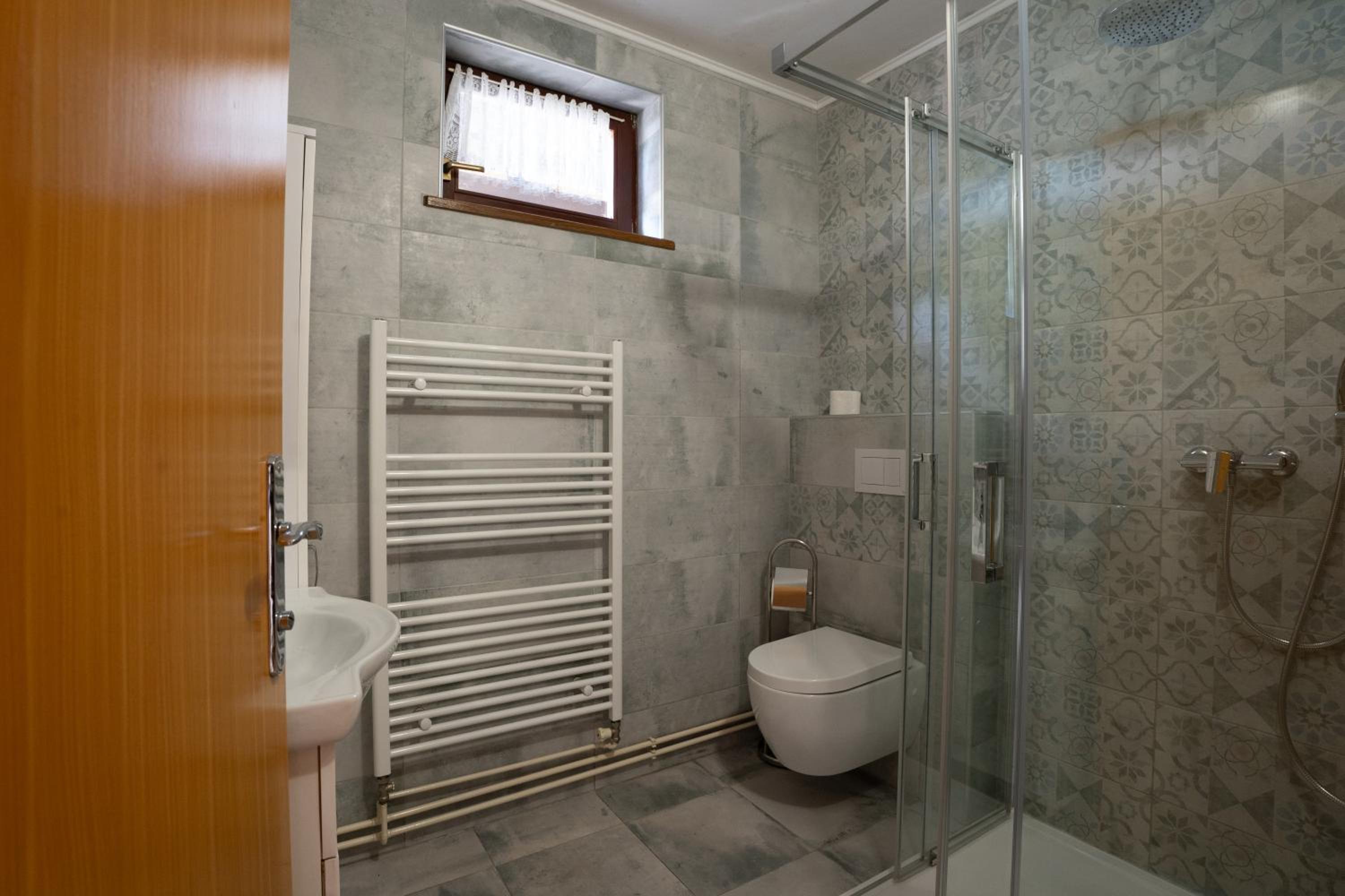 One-Bedroom Apartment - Photo 12