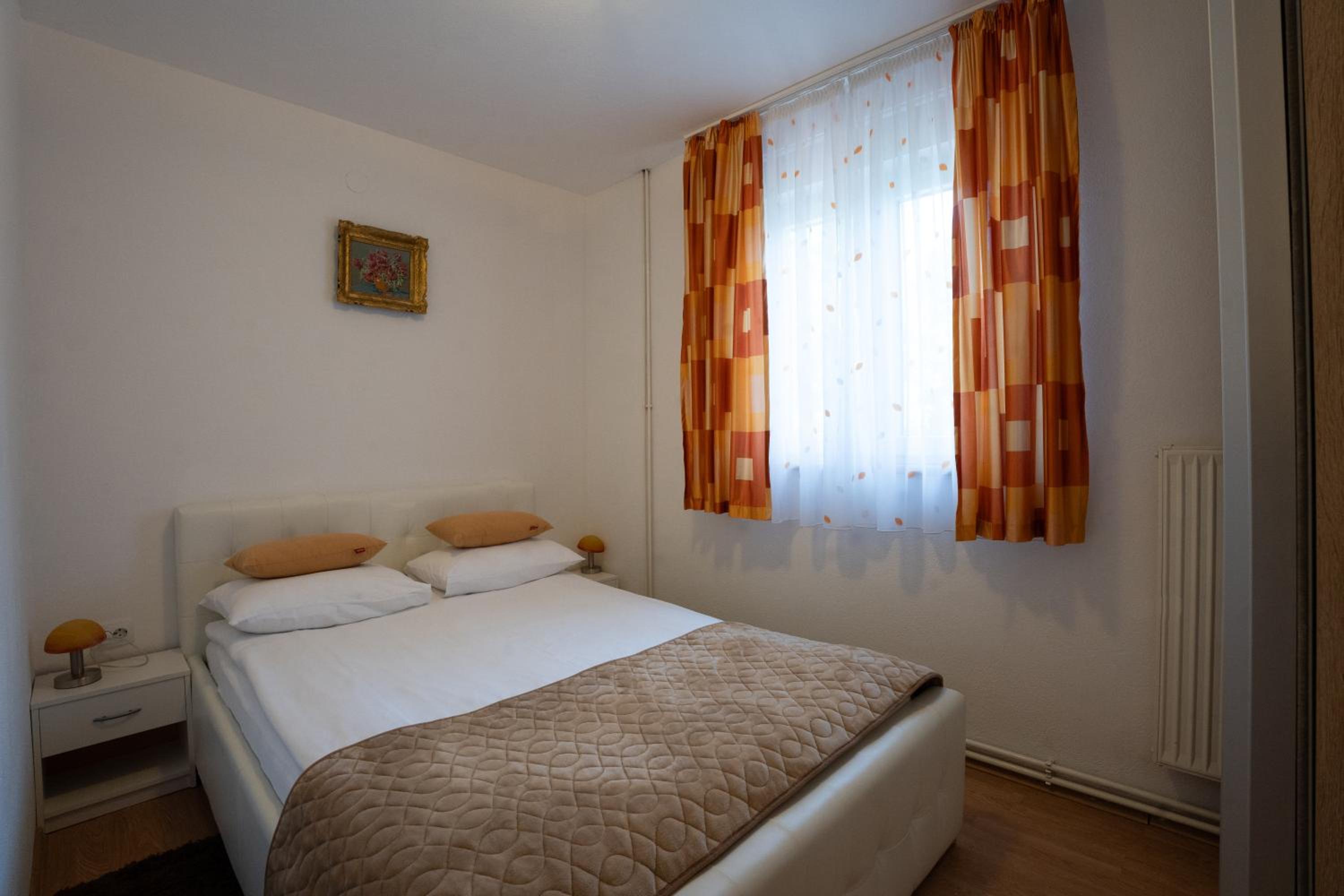 One-Bedroom Apartment - Photo 2