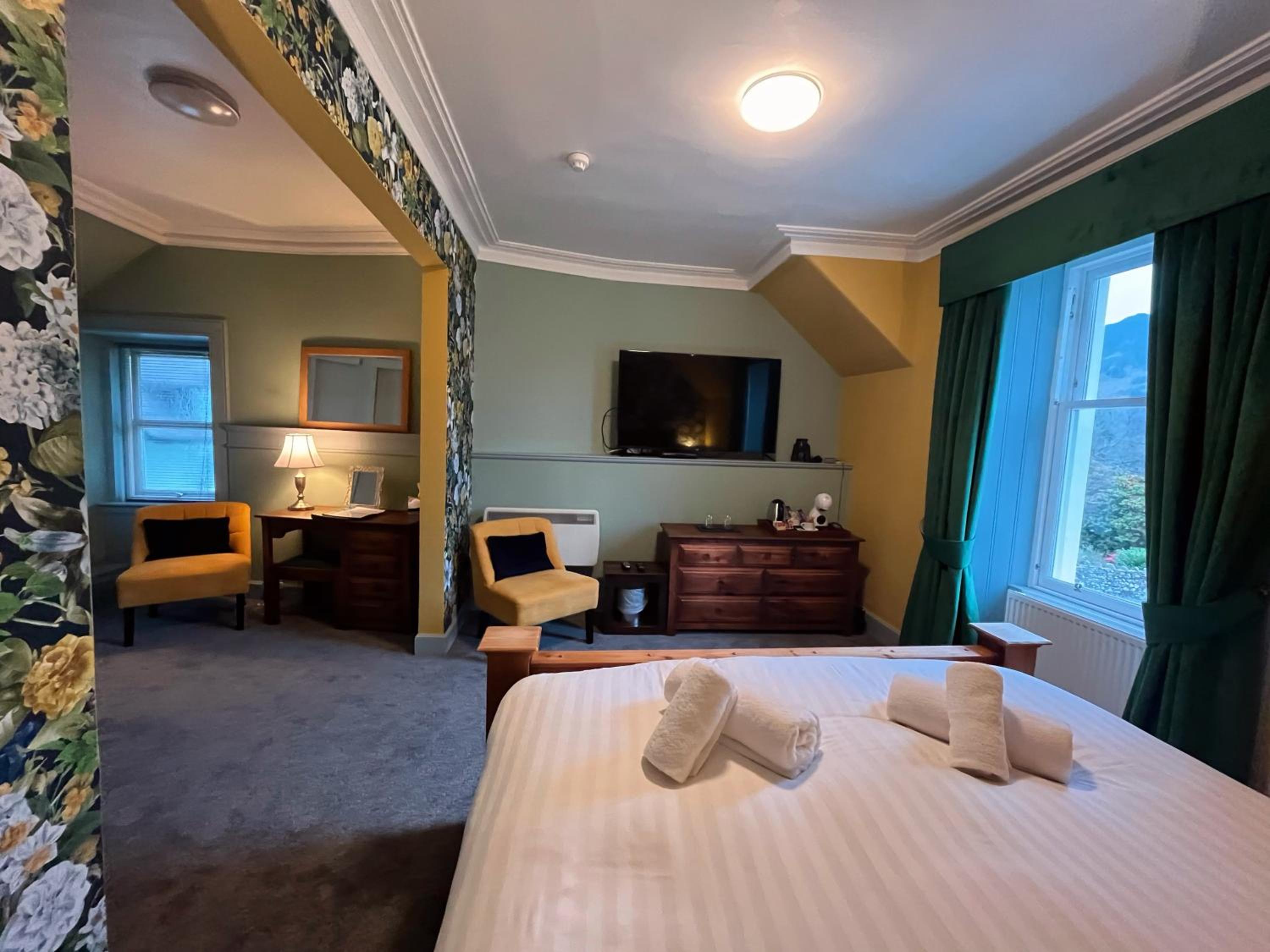 Superior King Room with Lake View photo 2